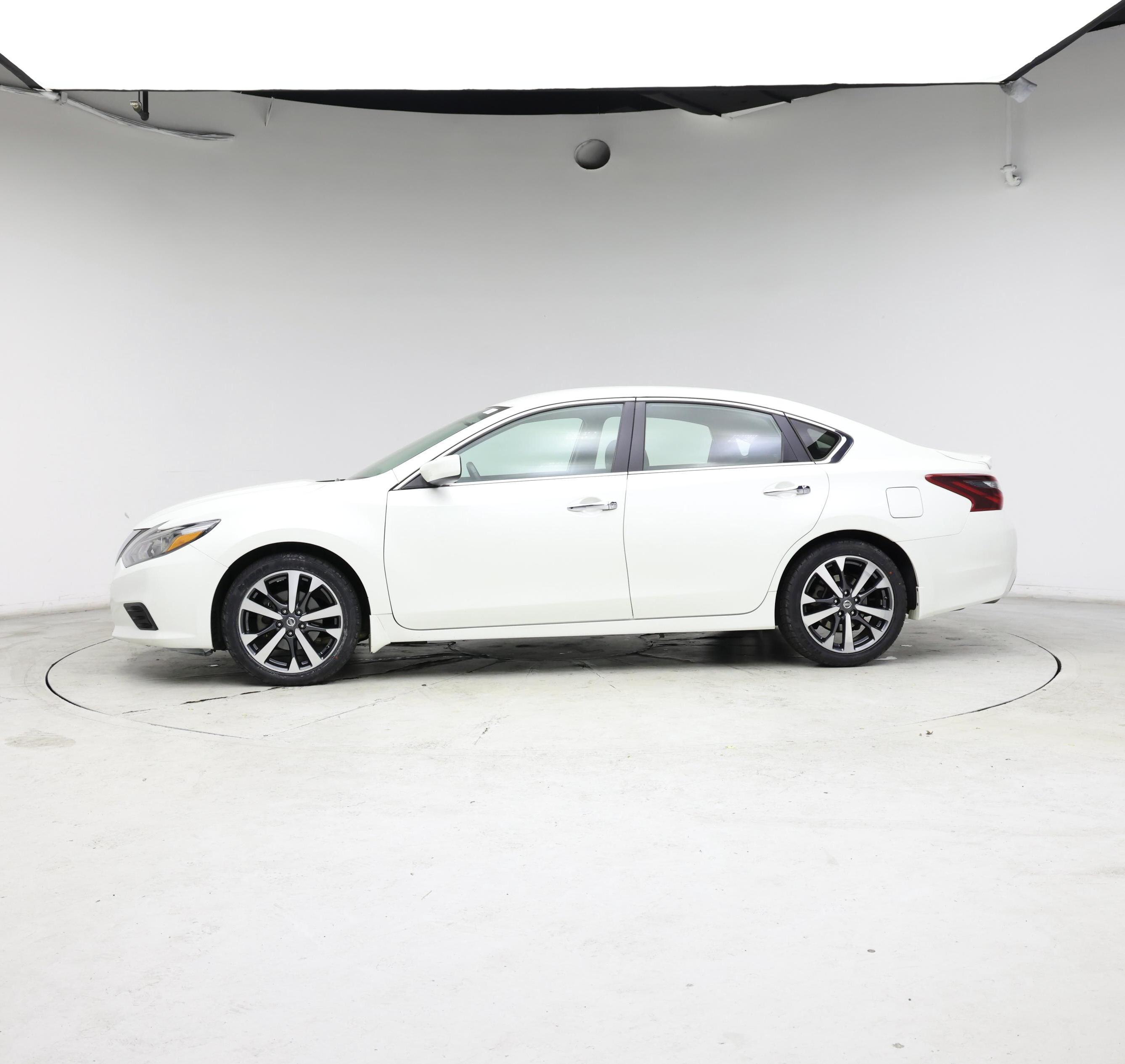 Thumbnail: 2017 Nissan Altima - 3