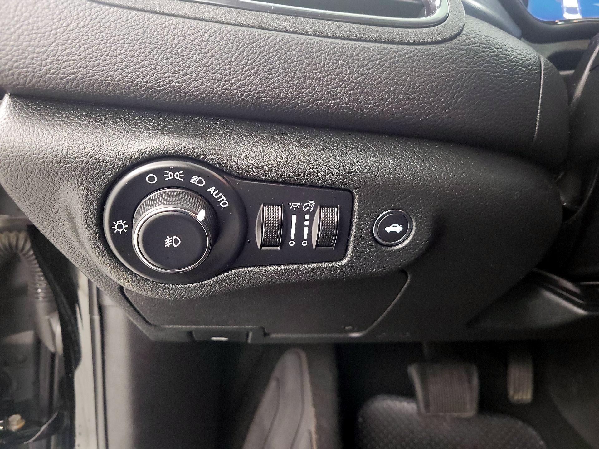 Thumbnail: 2015 Chrysler 200 - 13