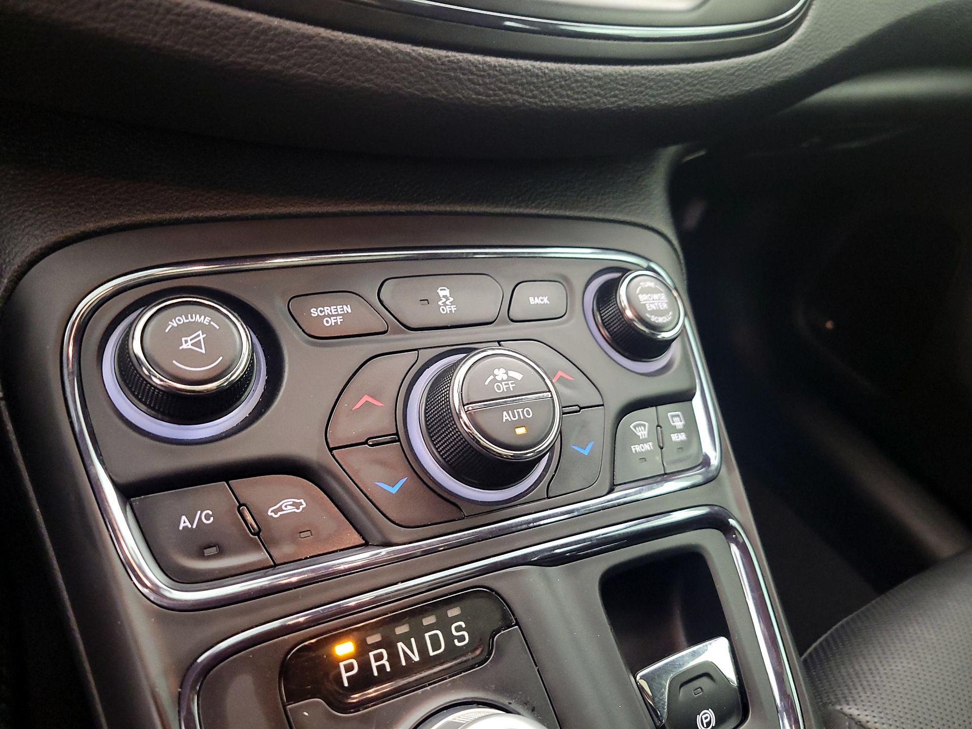 Thumbnail: 2015 Chrysler 200 - 17