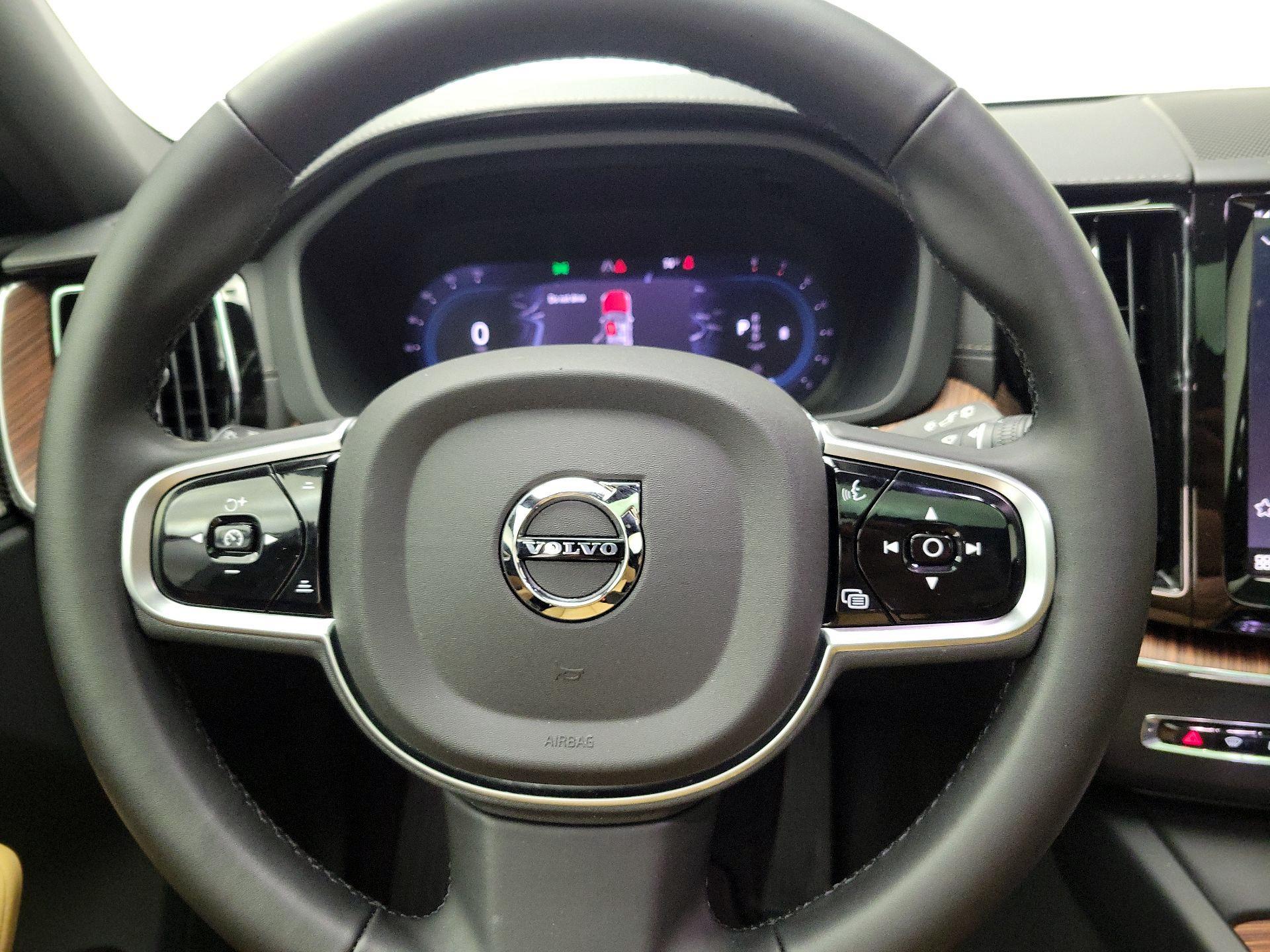 Thumbnail: 2025 Volvo XC60 - 10