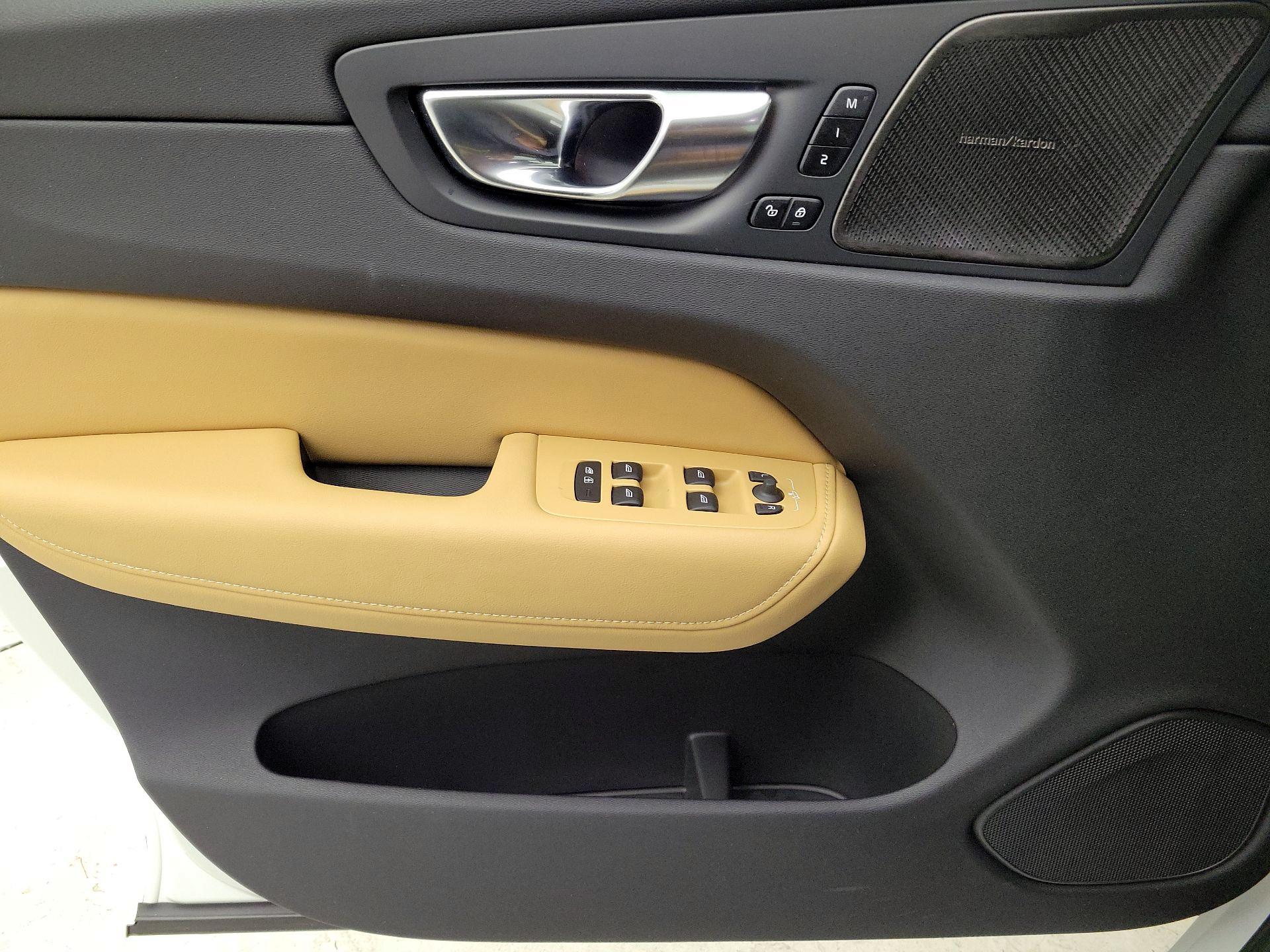 Thumbnail: 2025 Volvo XC60 - 12