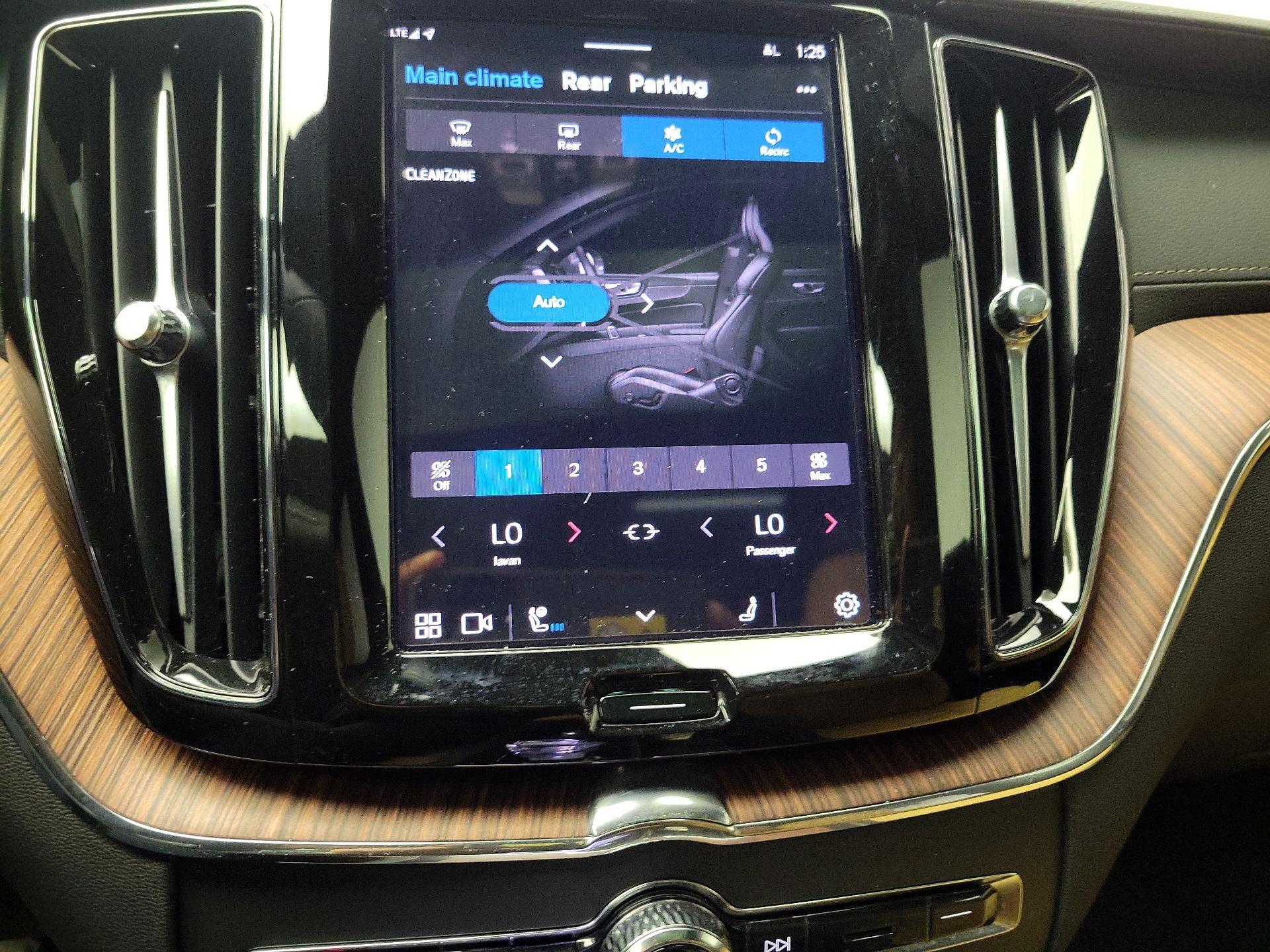 Thumbnail: 2025 Volvo XC60 - 15