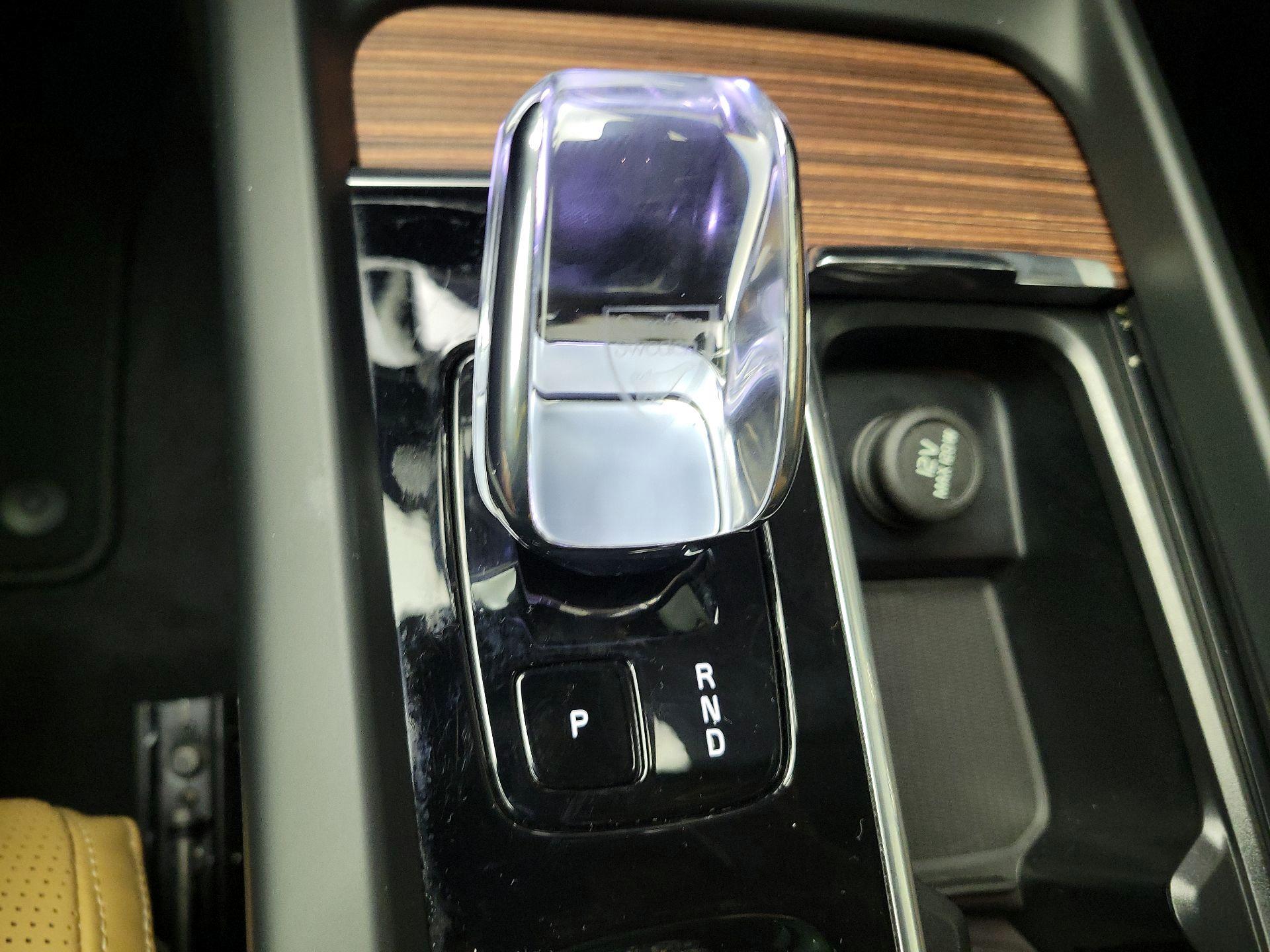 Thumbnail: 2025 Volvo XC60 - 16