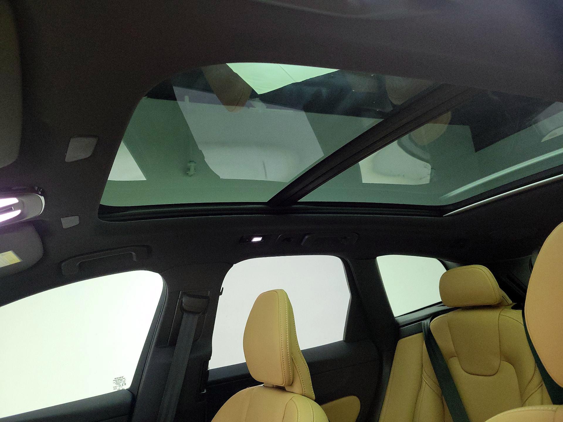 Thumbnail: 2025 Volvo XC60 - 18