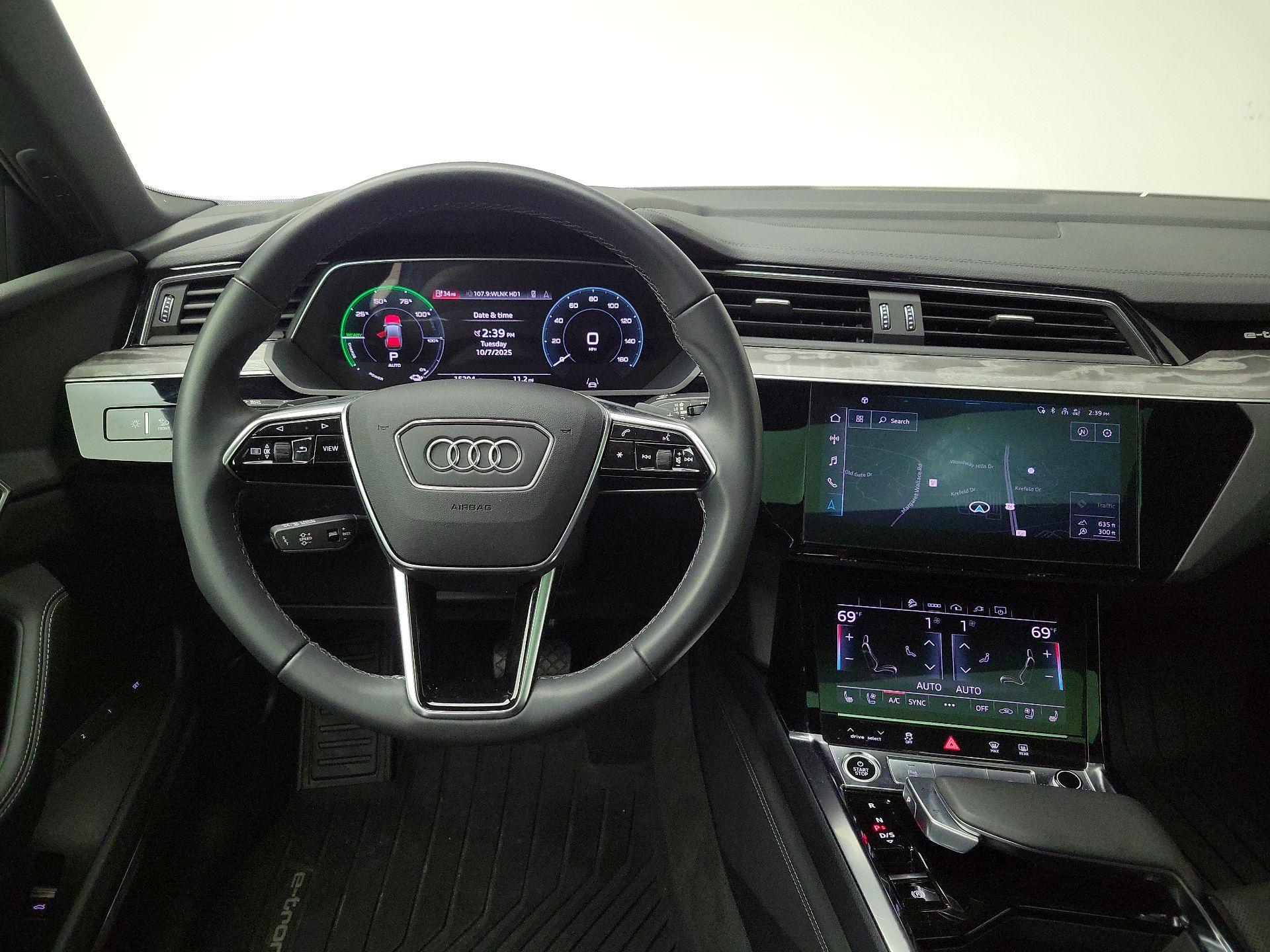 Thumbnail: 2023 Audi e-tron S - 10