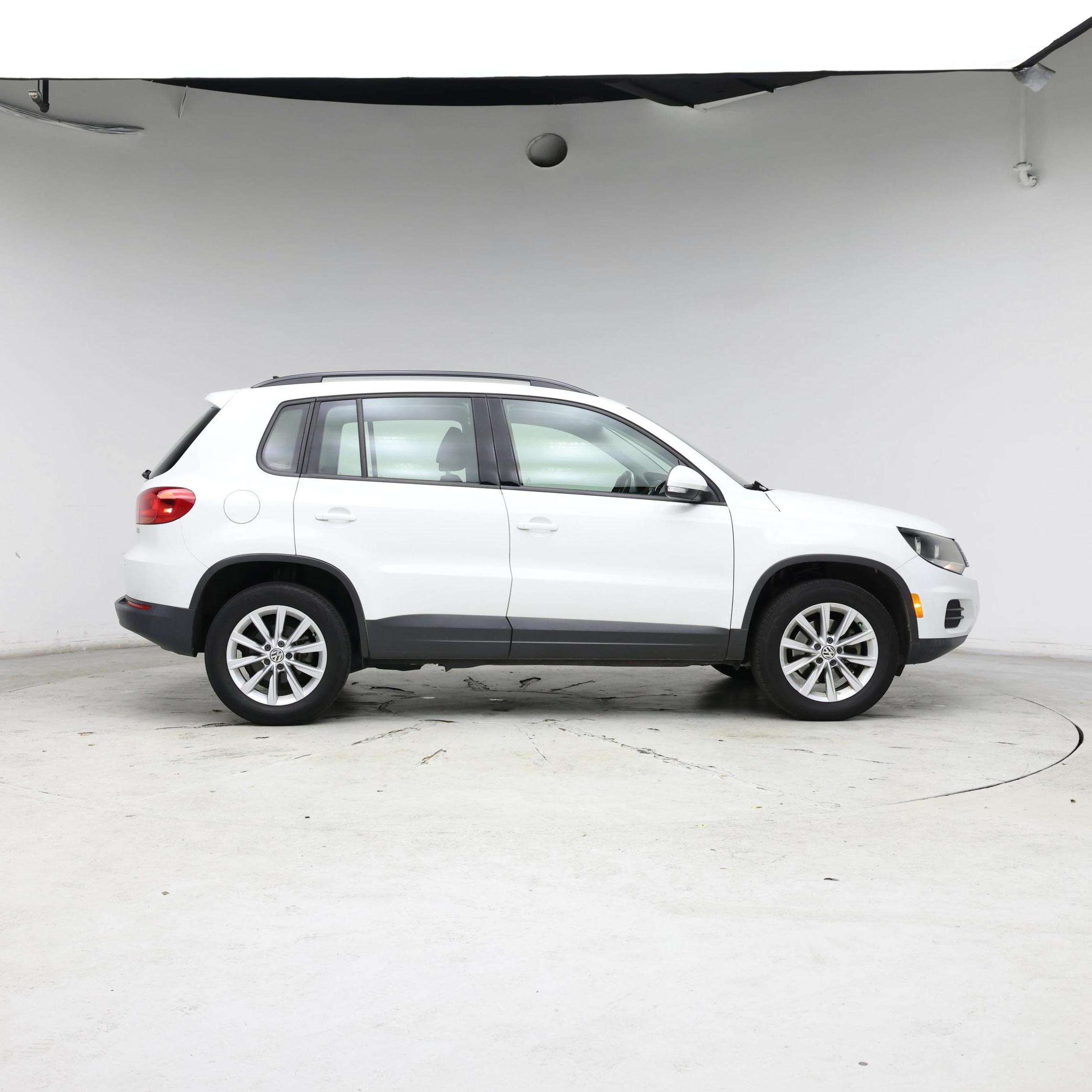 Thumbnail: 2018 Volkswagen Tiguan - 7