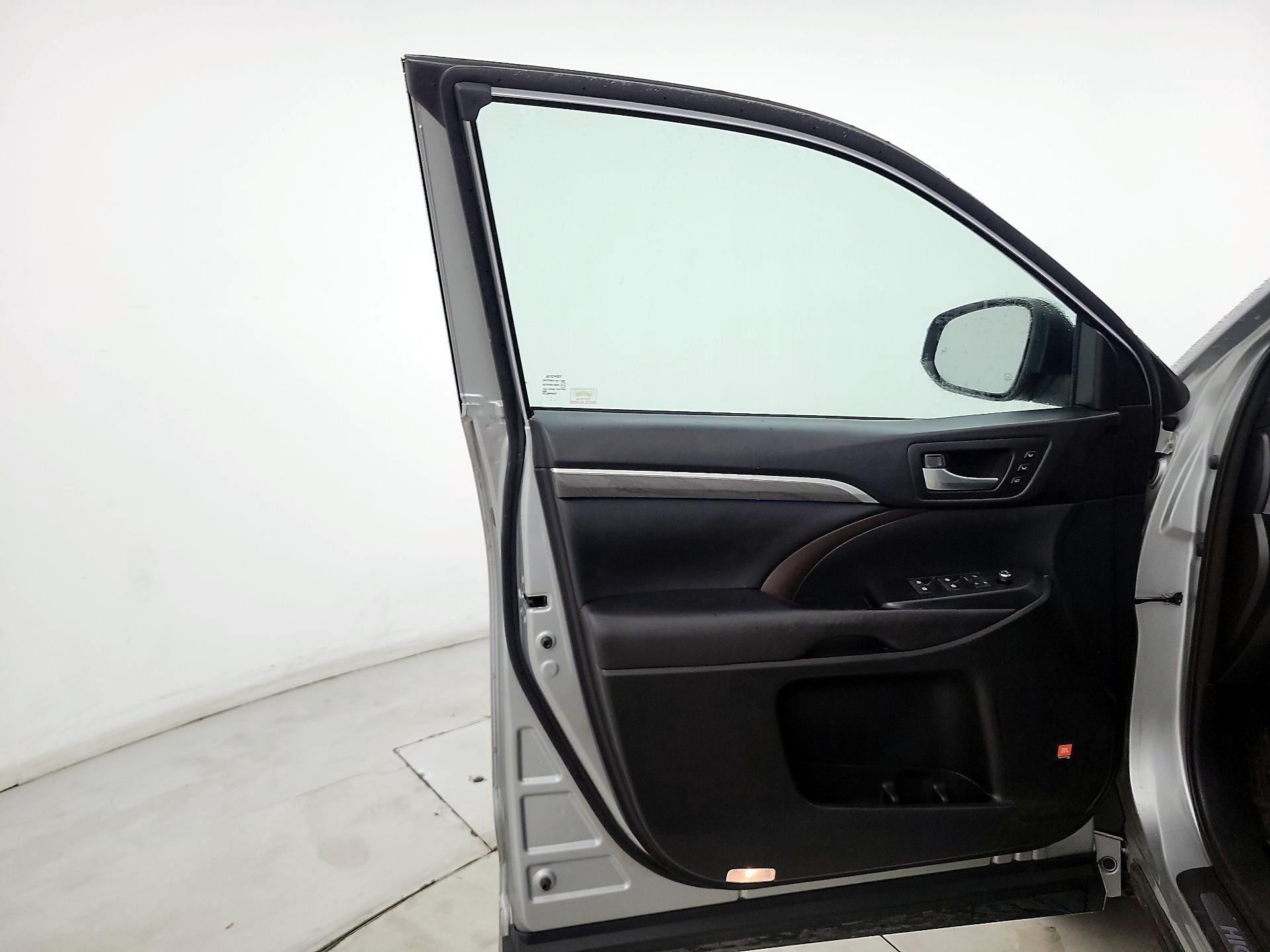 Thumbnail: 2017 Toyota Highlander - 12