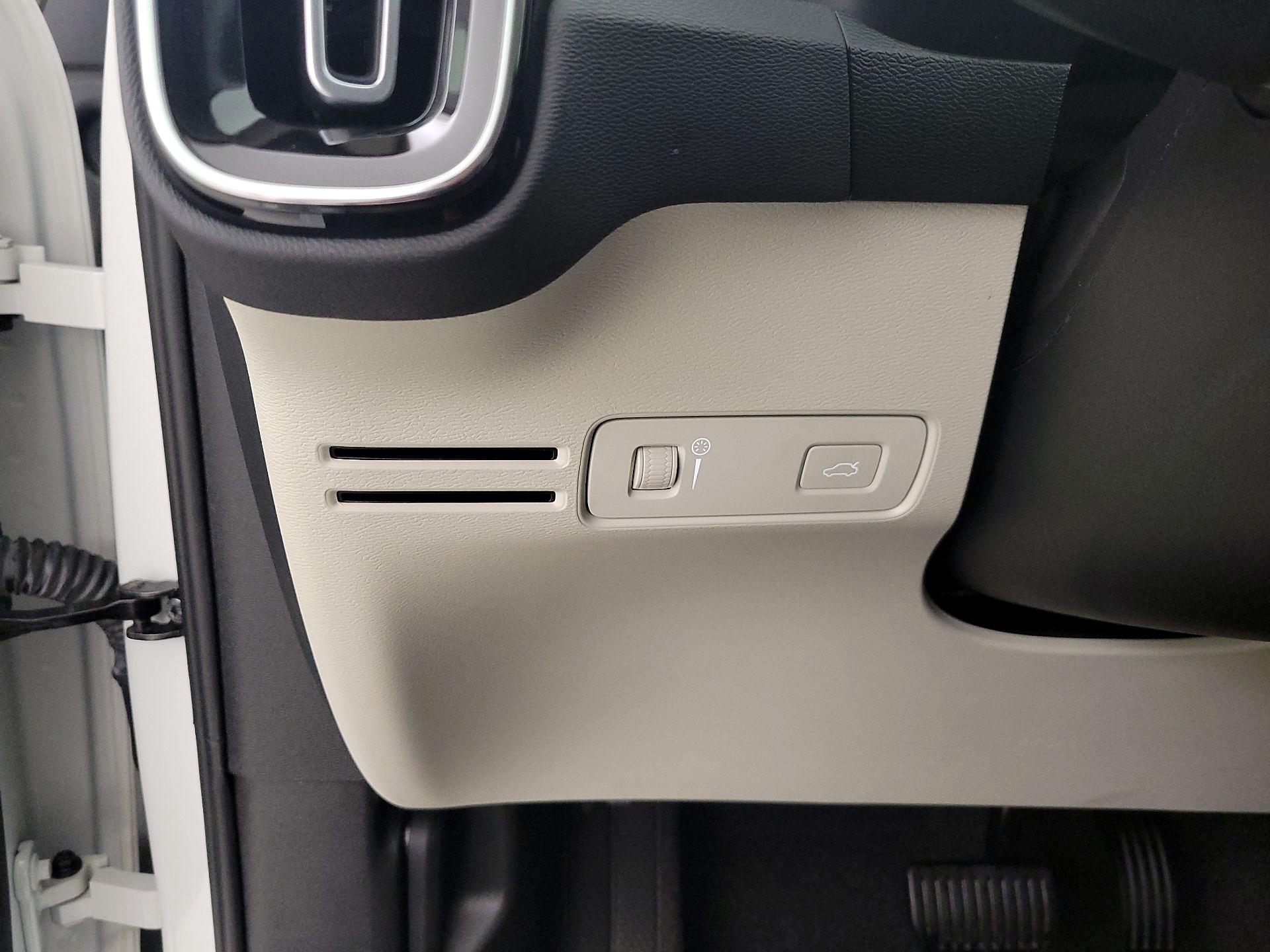 Thumbnail: 2021 Volvo XC40 - 13
