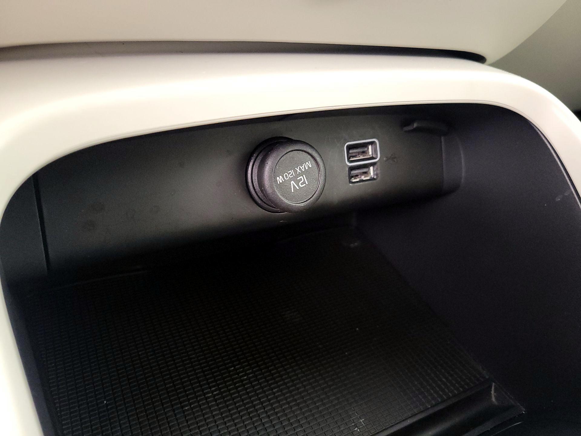 Thumbnail: 2021 Volvo XC40 - 18