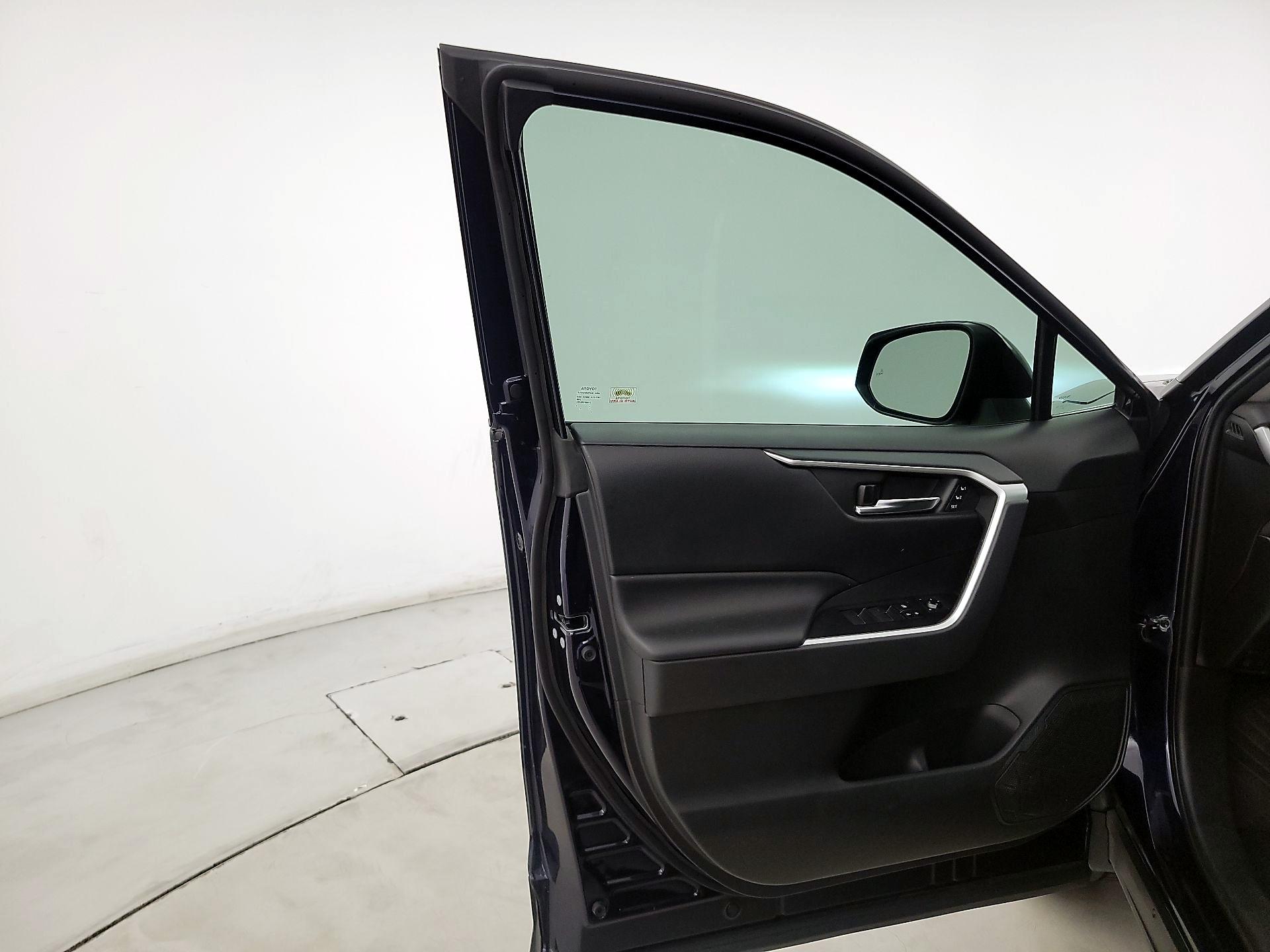 Thumbnail: 2019 Toyota RAV4 - 12