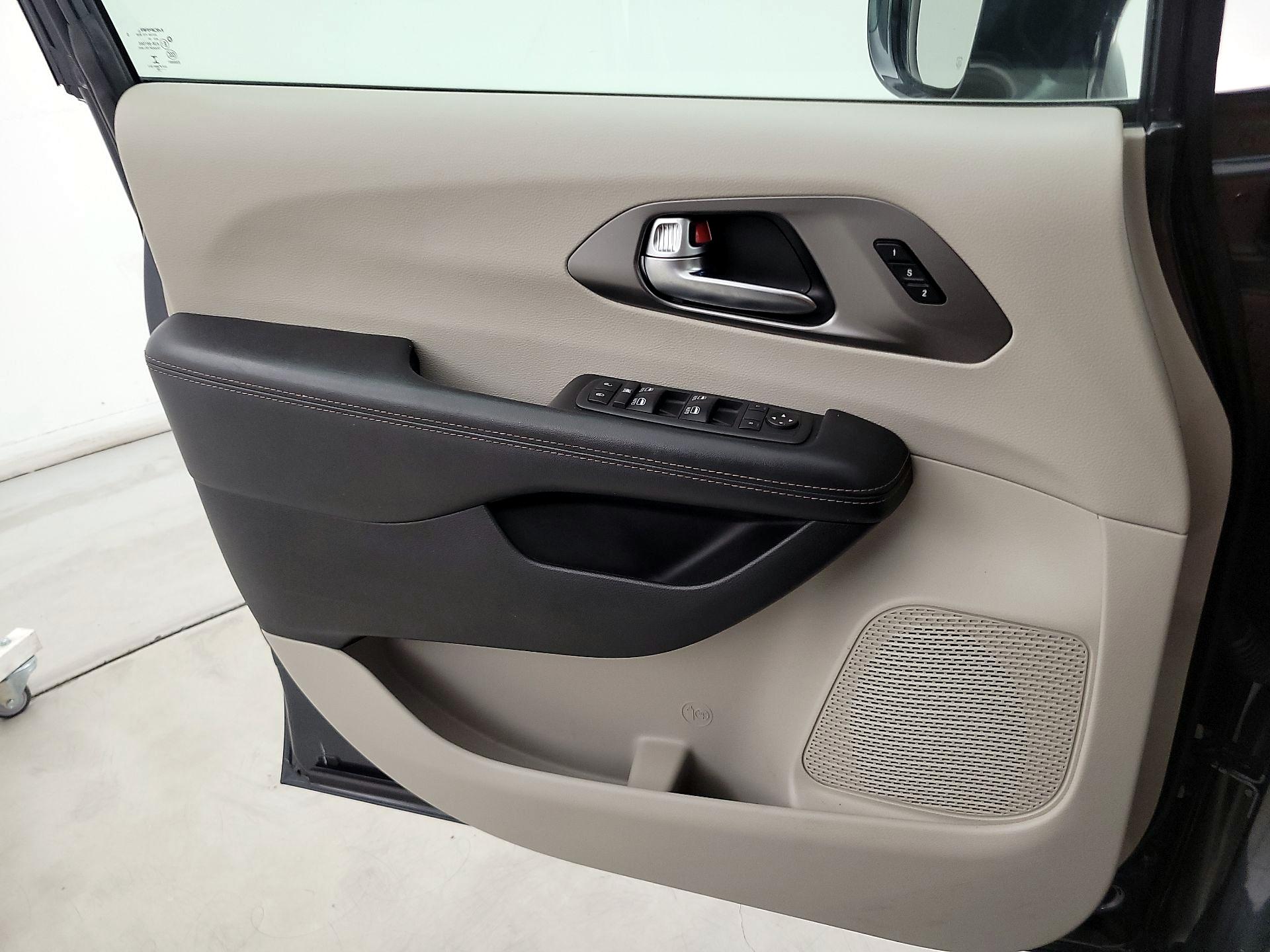 Thumbnail: 2020 Chrysler Pacifica - 12