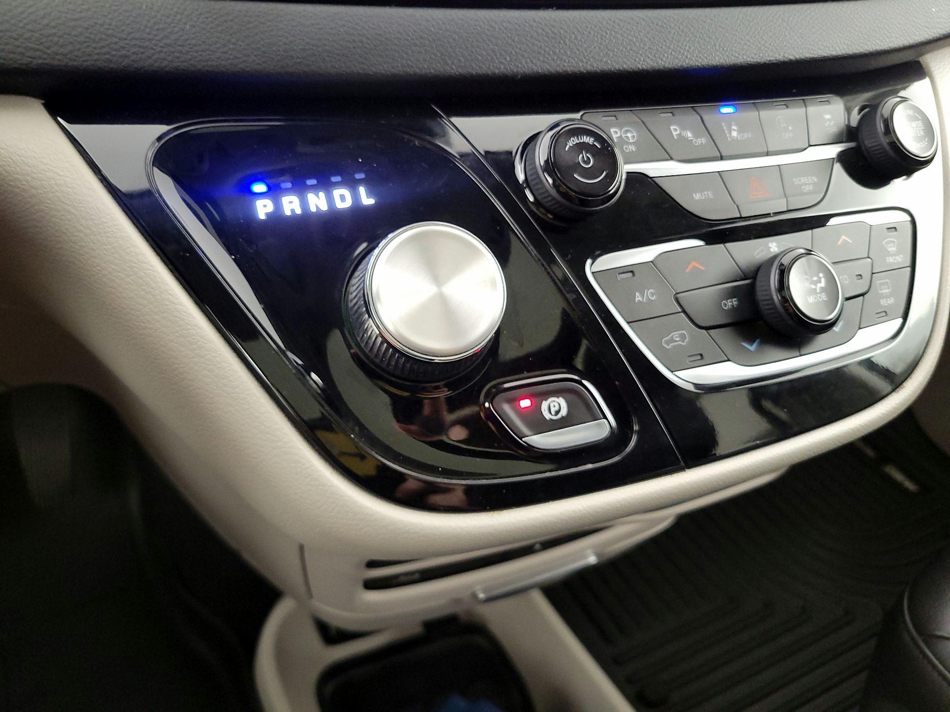 Thumbnail: 2020 Chrysler Pacifica - 18