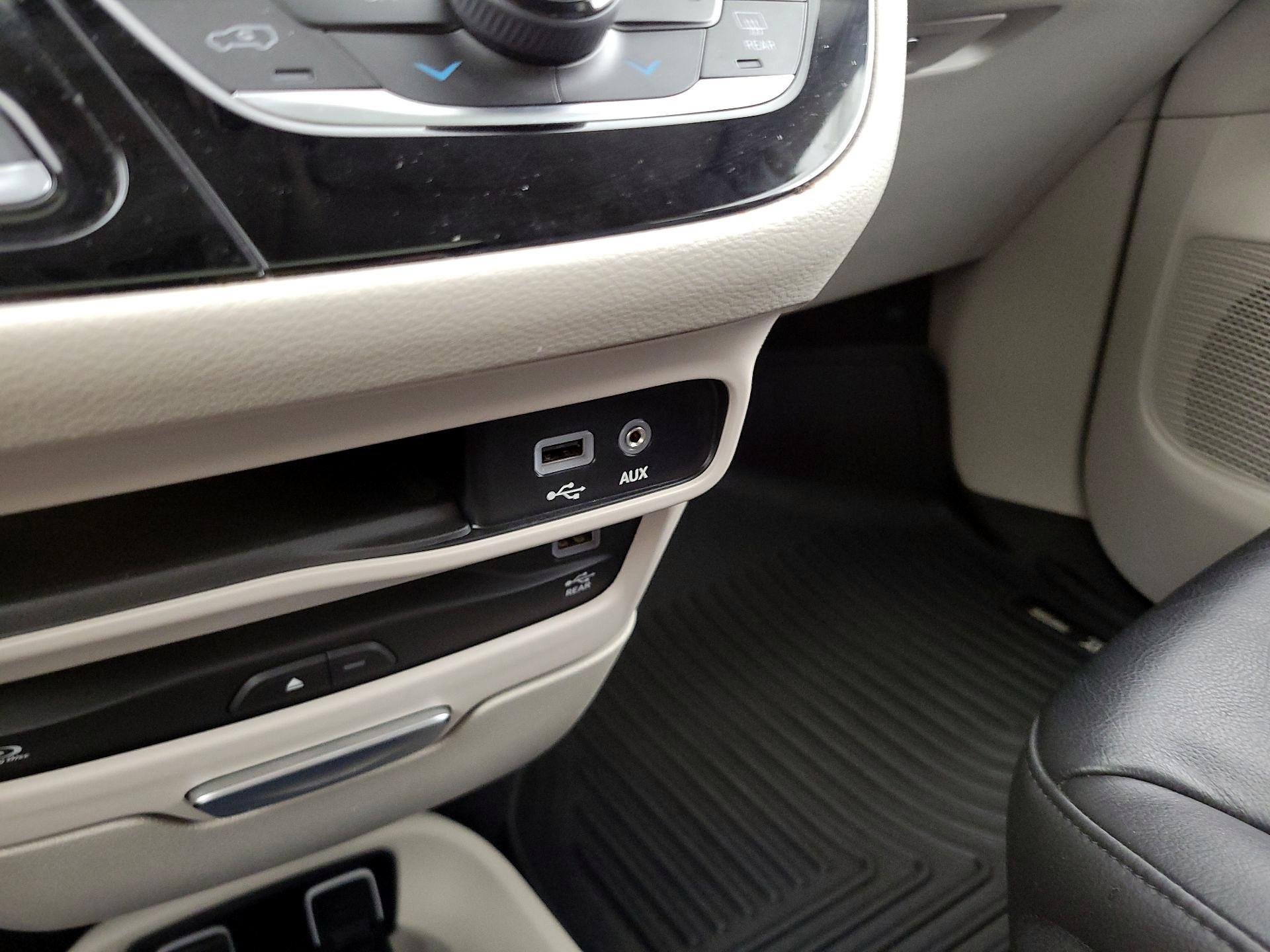Thumbnail: 2020 Chrysler Pacifica - 19