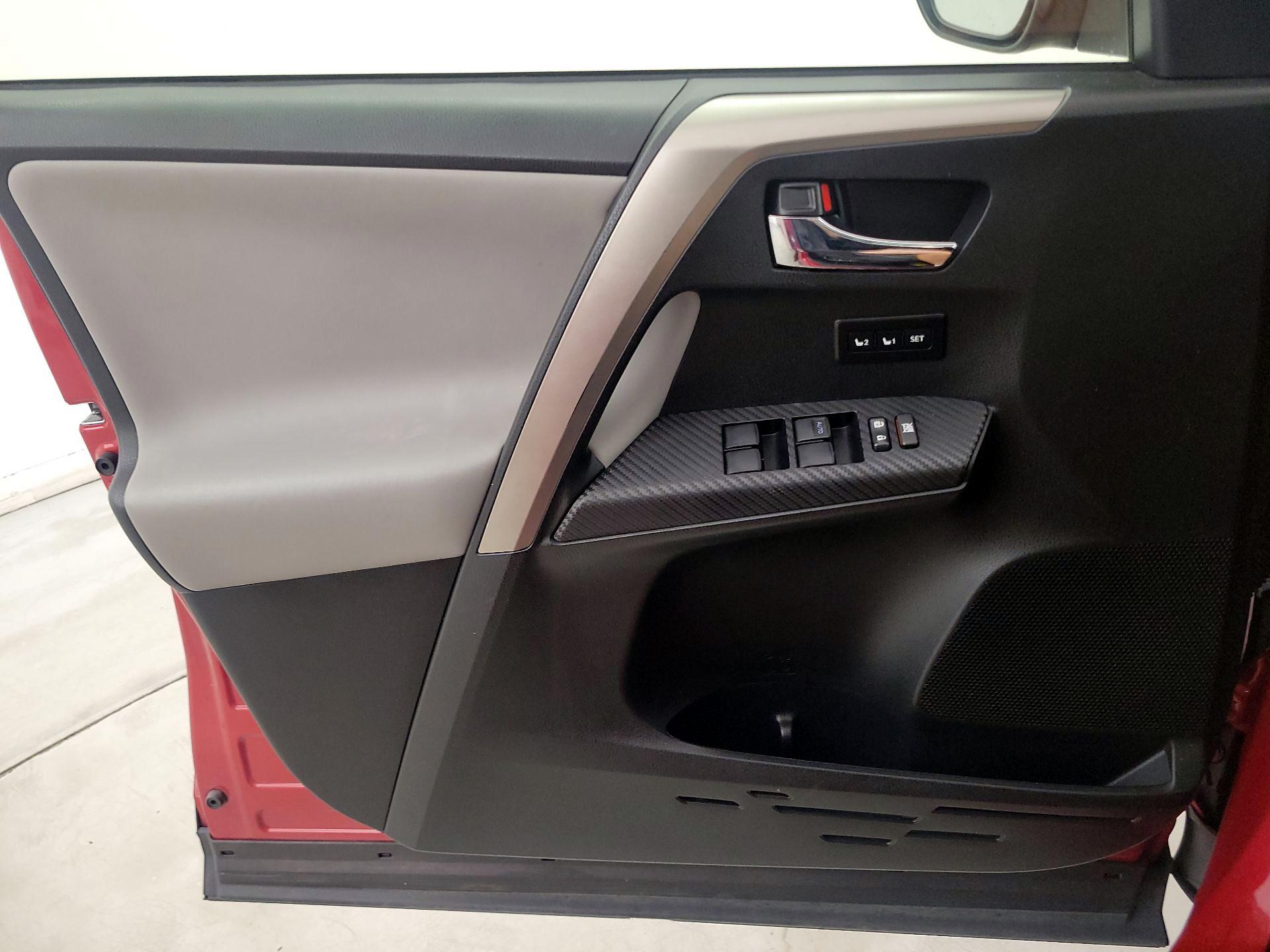 Thumbnail: 2015 Toyota RAV4 - 12