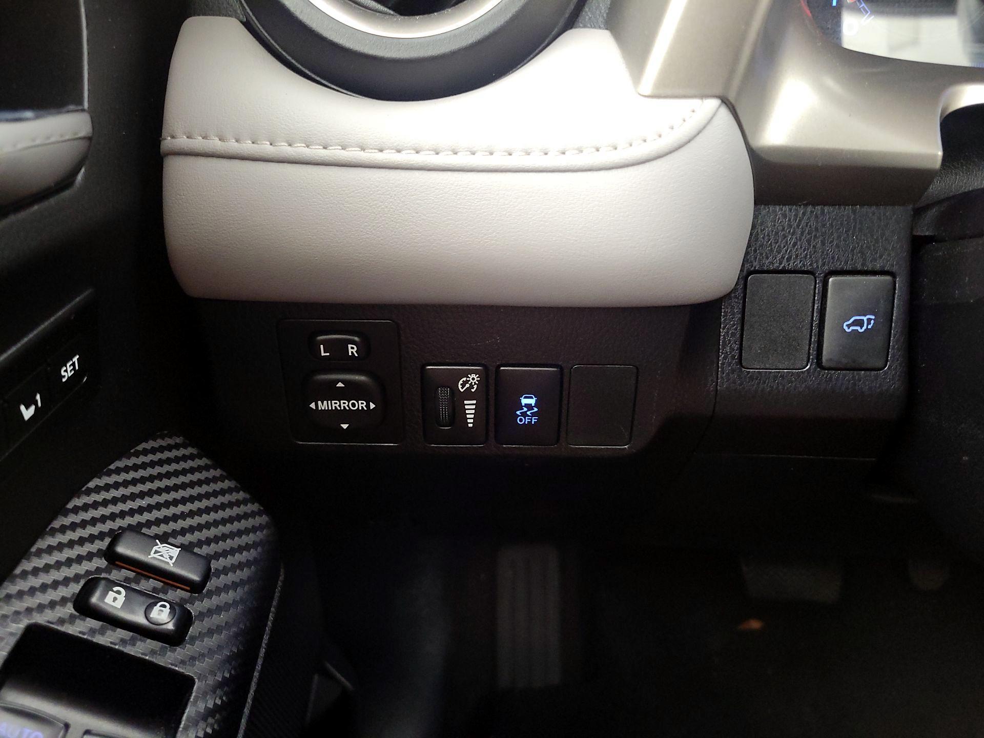 Thumbnail: 2015 Toyota RAV4 - 13