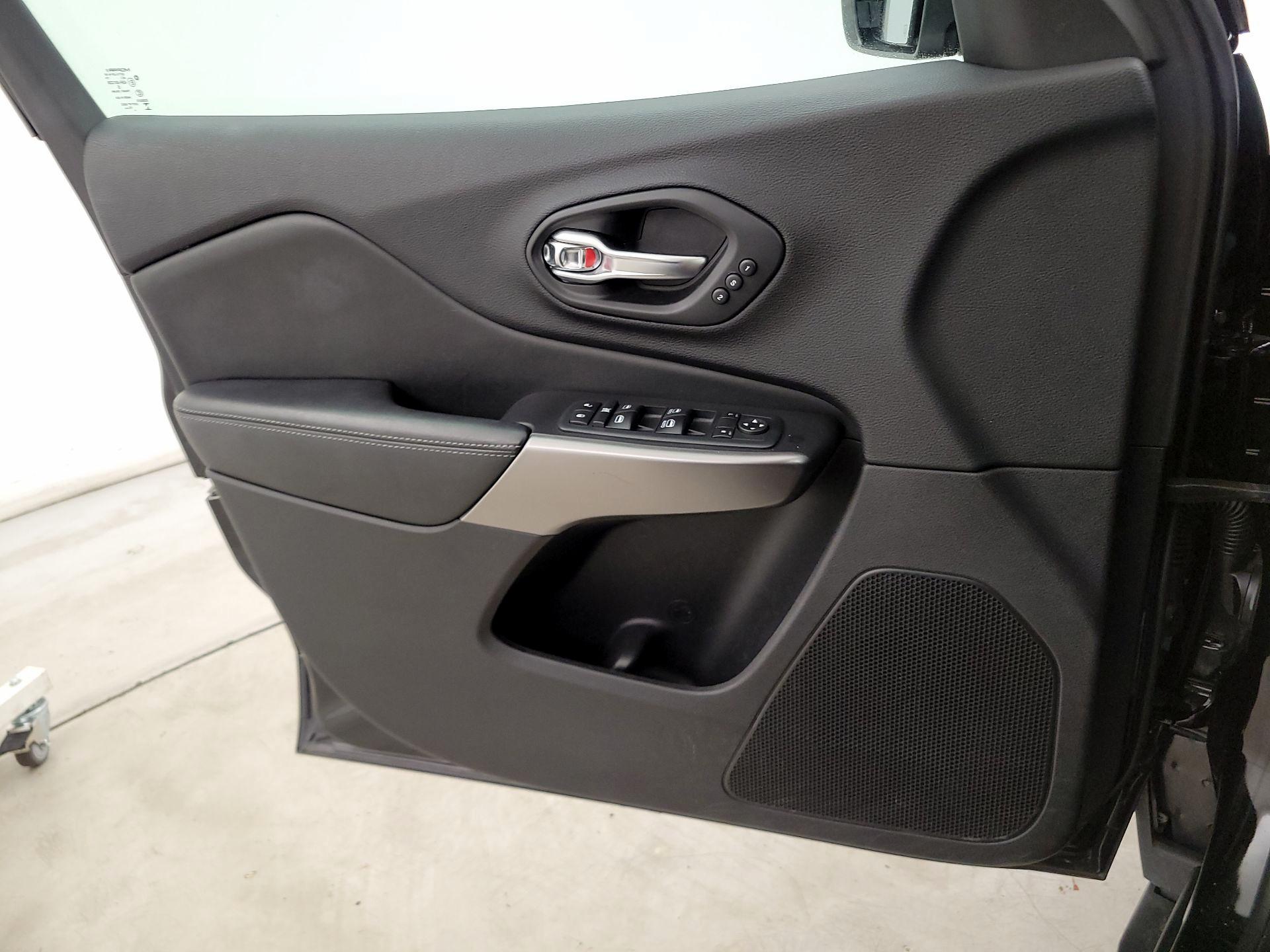 Thumbnail: 2020 Jeep Cherokee - 12