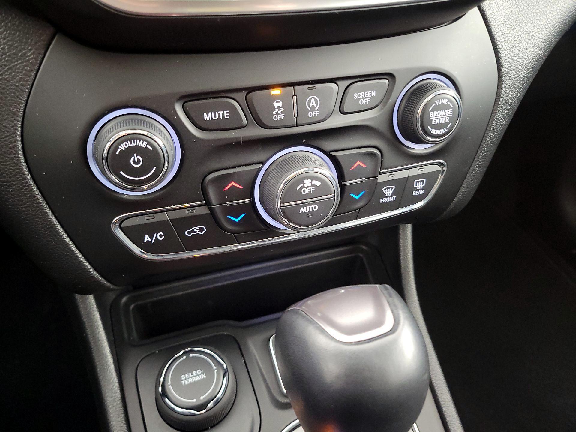 Thumbnail: 2020 Jeep Cherokee - 17