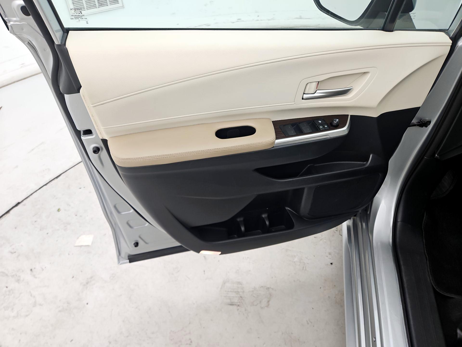 Thumbnail: 2021 Toyota Sienna - 12