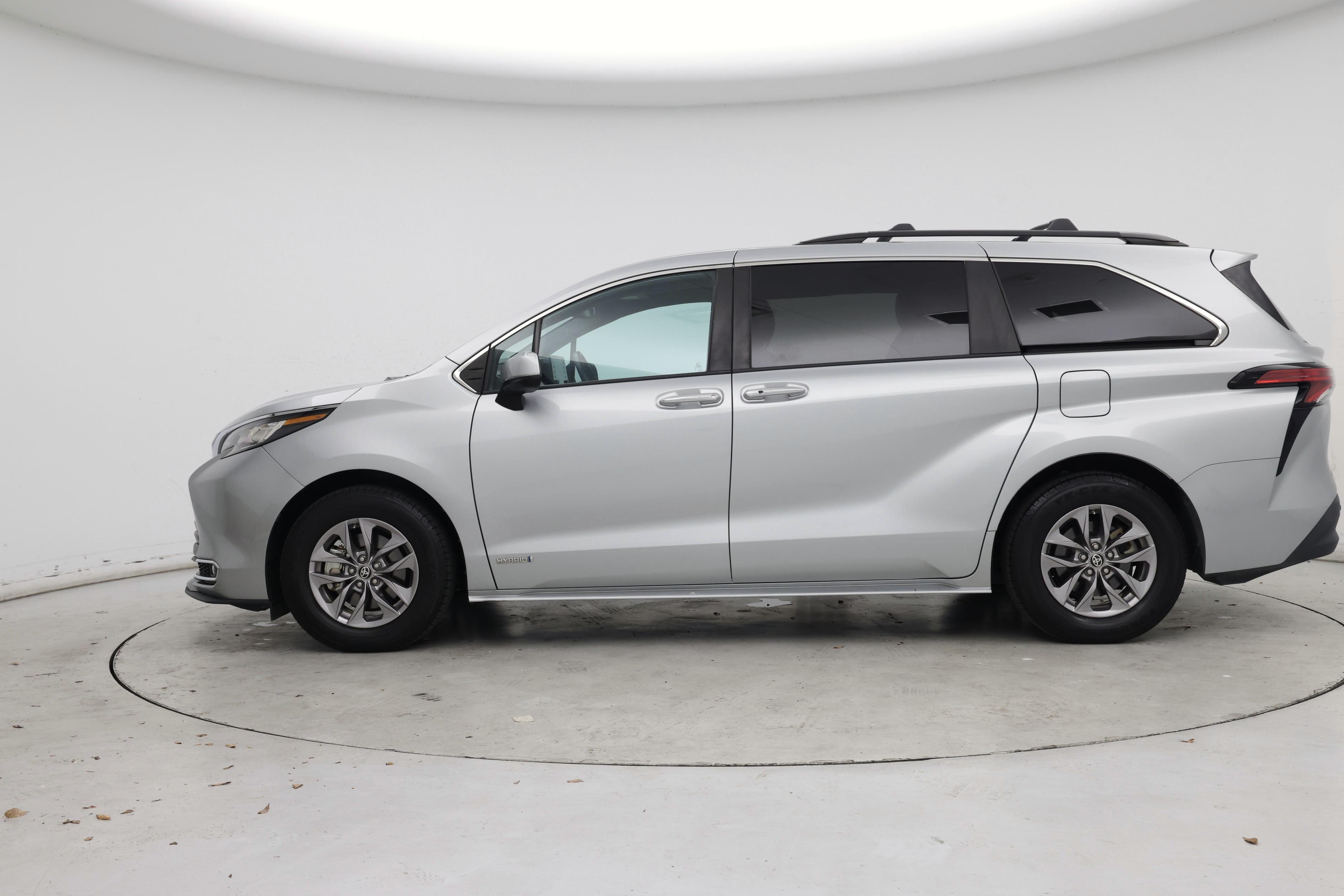 Thumbnail: 2021 Toyota Sienna - 3