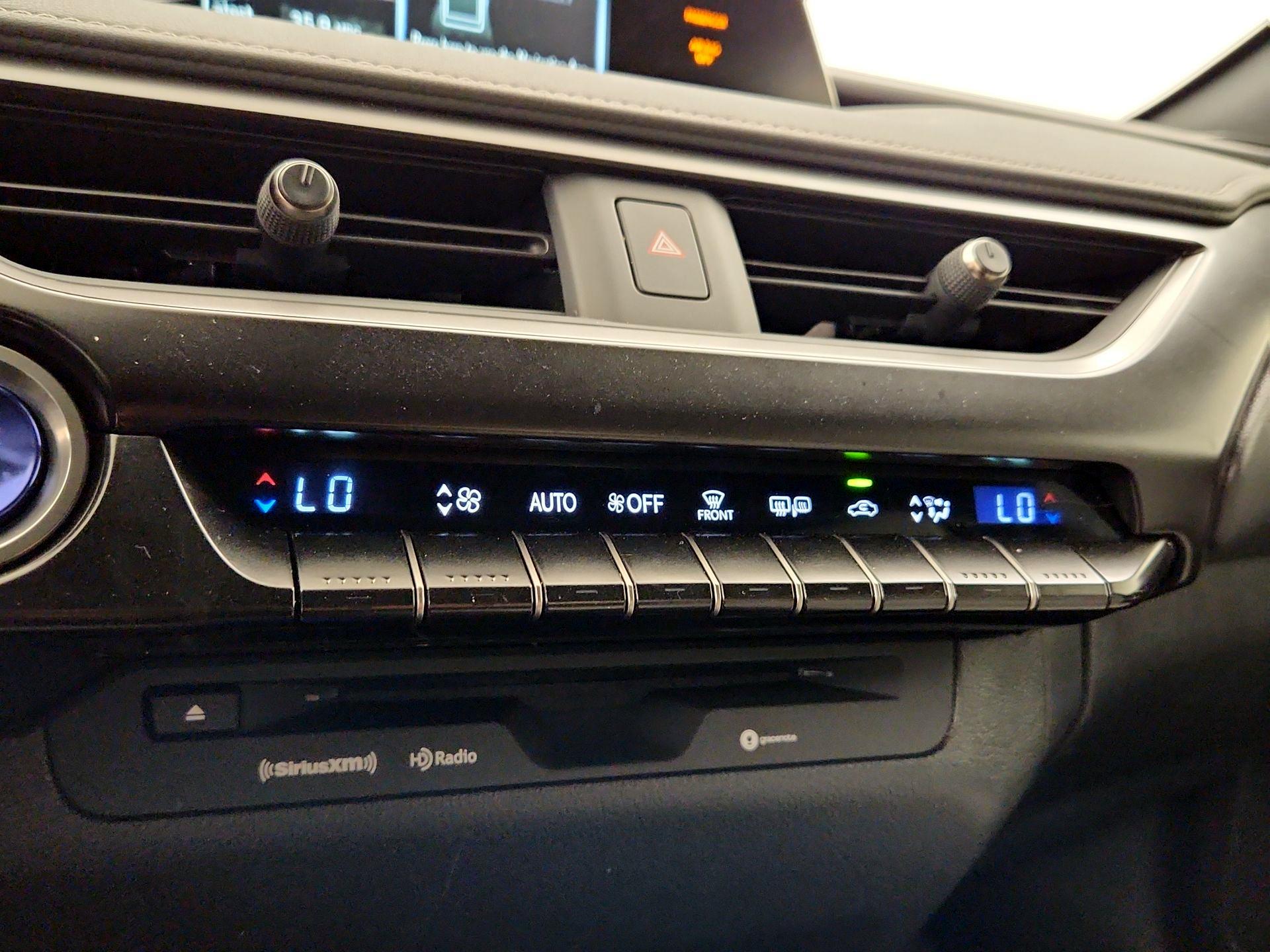 Thumbnail: 2022 Lexus UX - 16