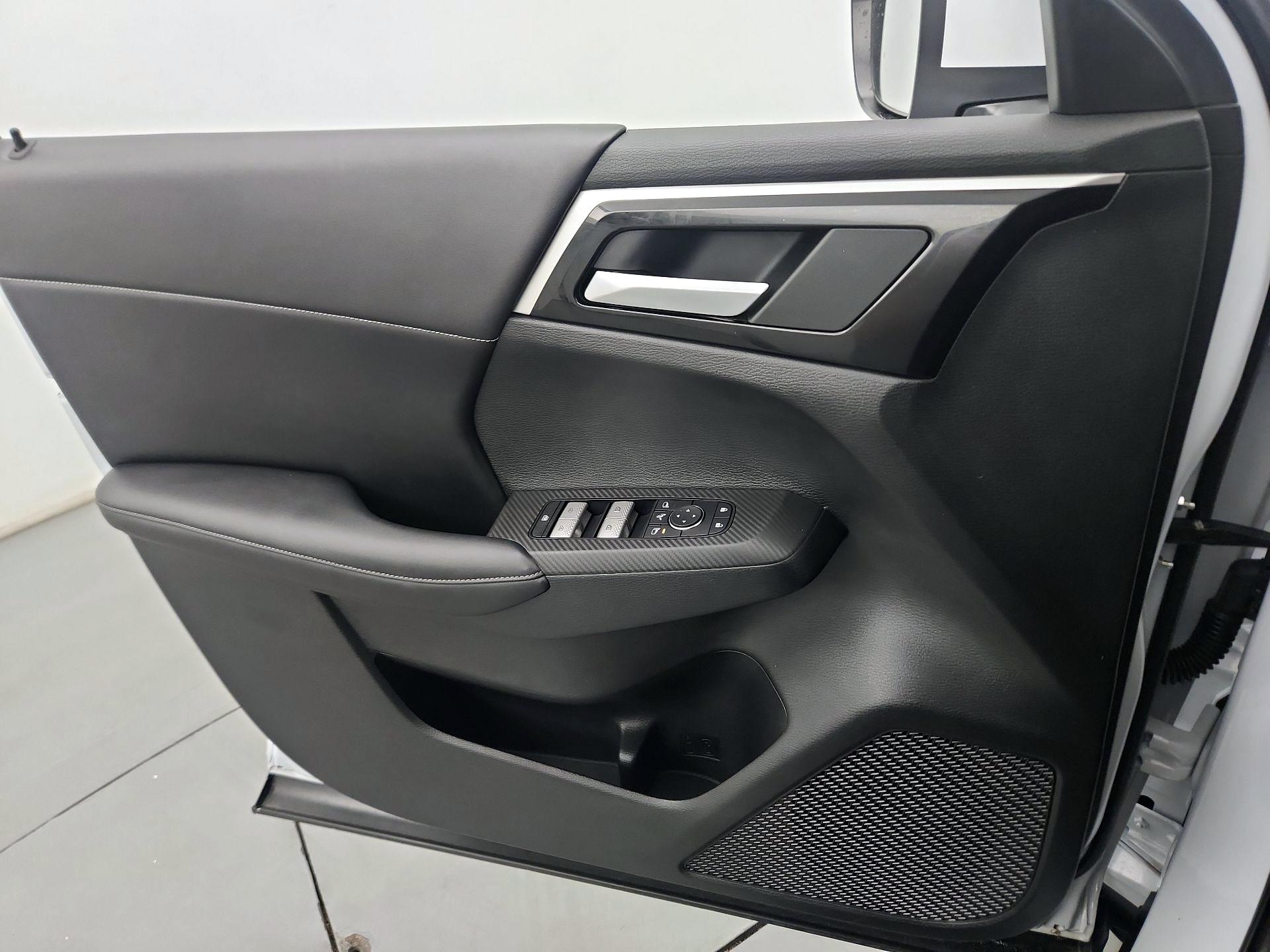 Thumbnail: 2023 Mitsubishi Outlander - 12