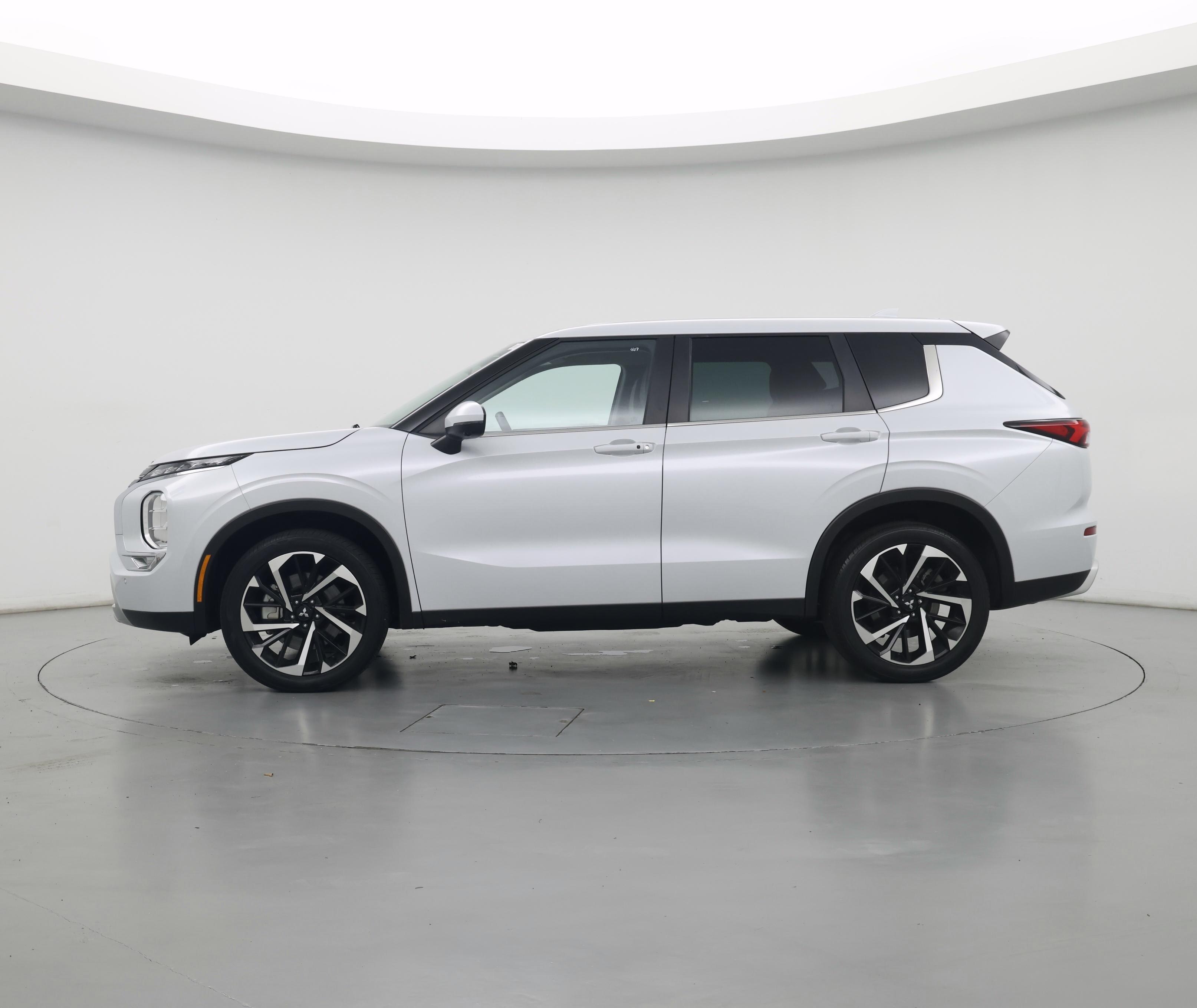 Thumbnail: 2023 Mitsubishi Outlander - 3