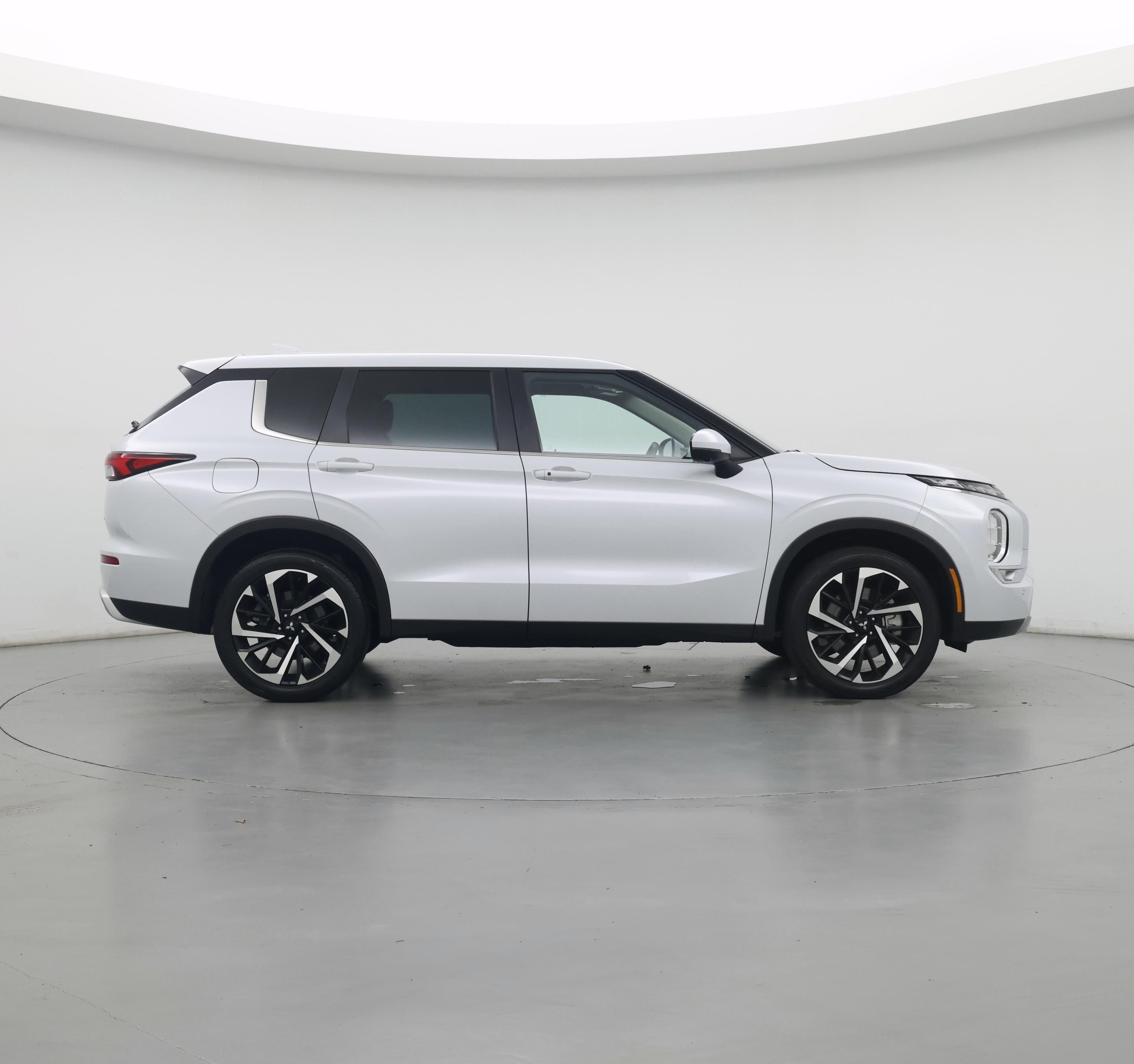 Thumbnail: 2023 Mitsubishi Outlander - 7