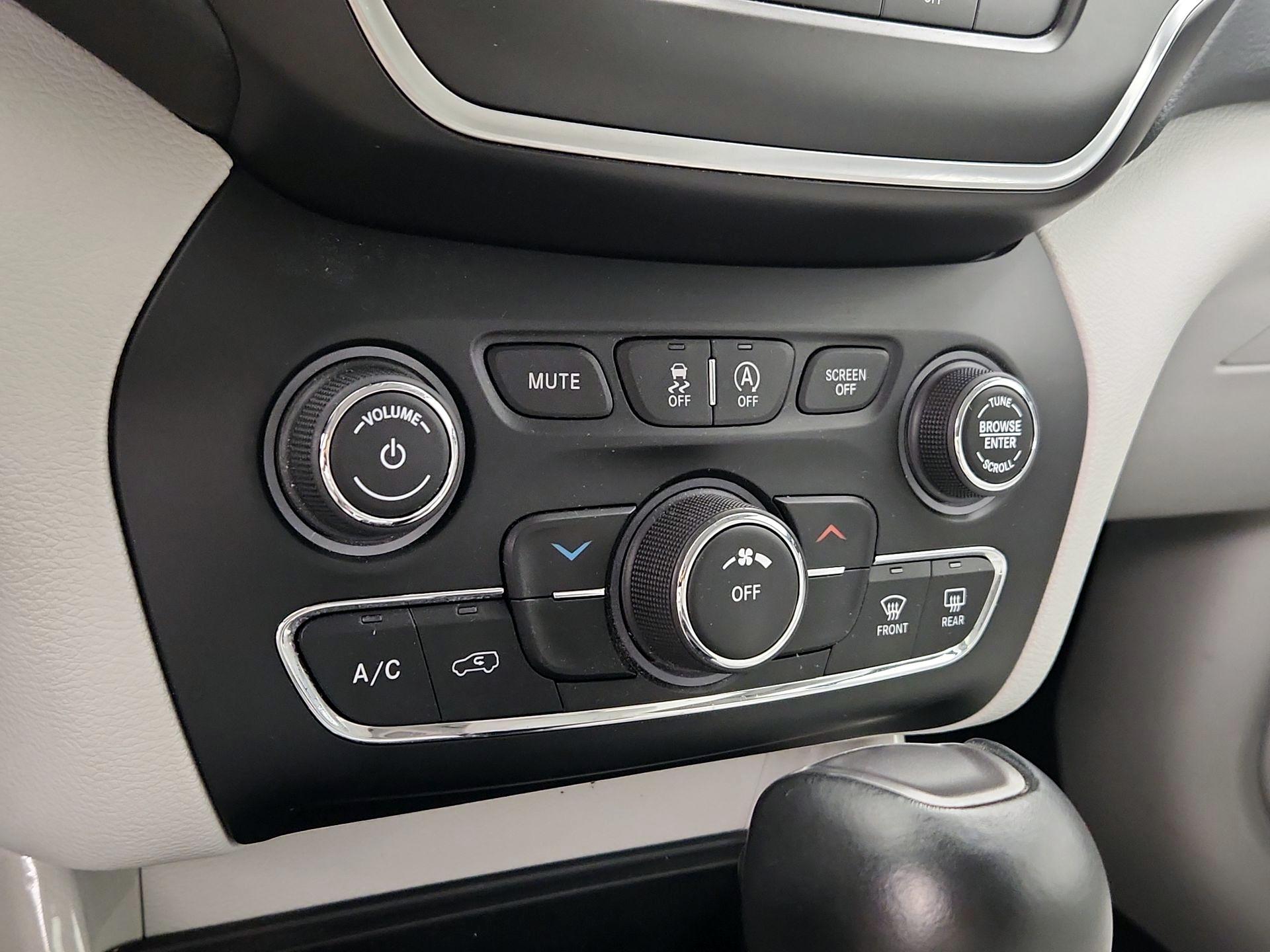 Thumbnail: 2021 Jeep Cherokee - 16
