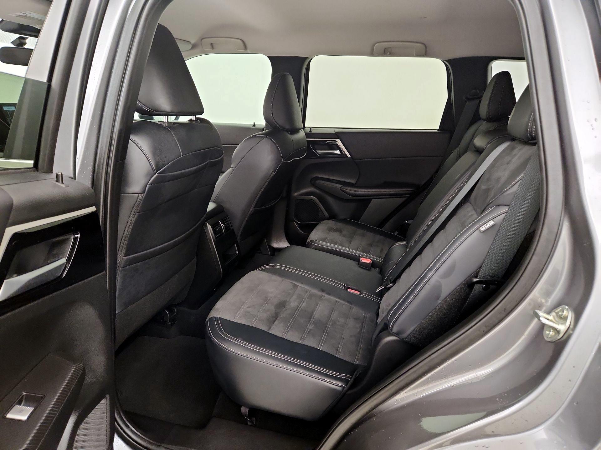 Thumbnail: 2024 Mitsubishi Outlander - 20