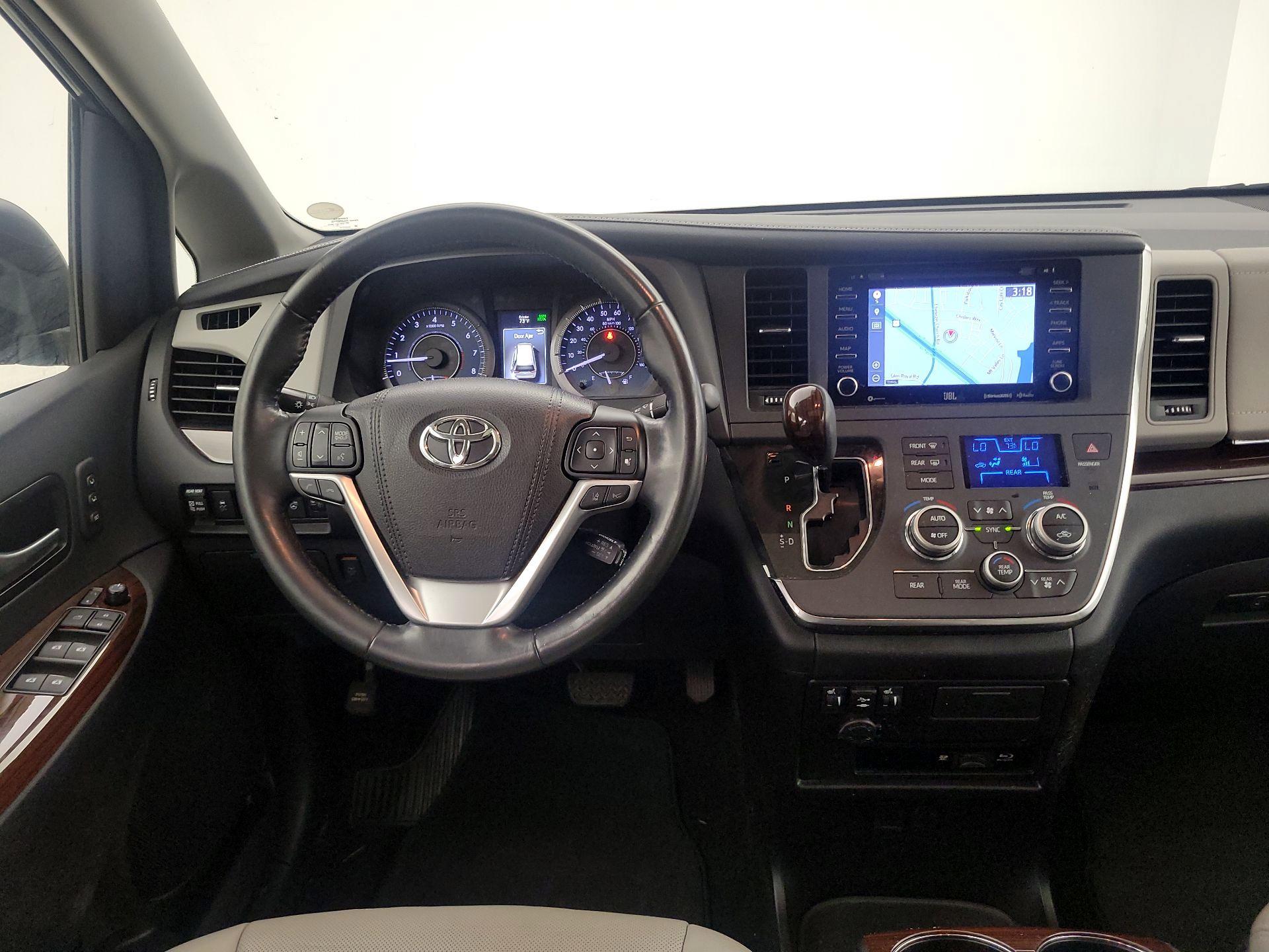 Thumbnail: 2018 Toyota Sienna - 10