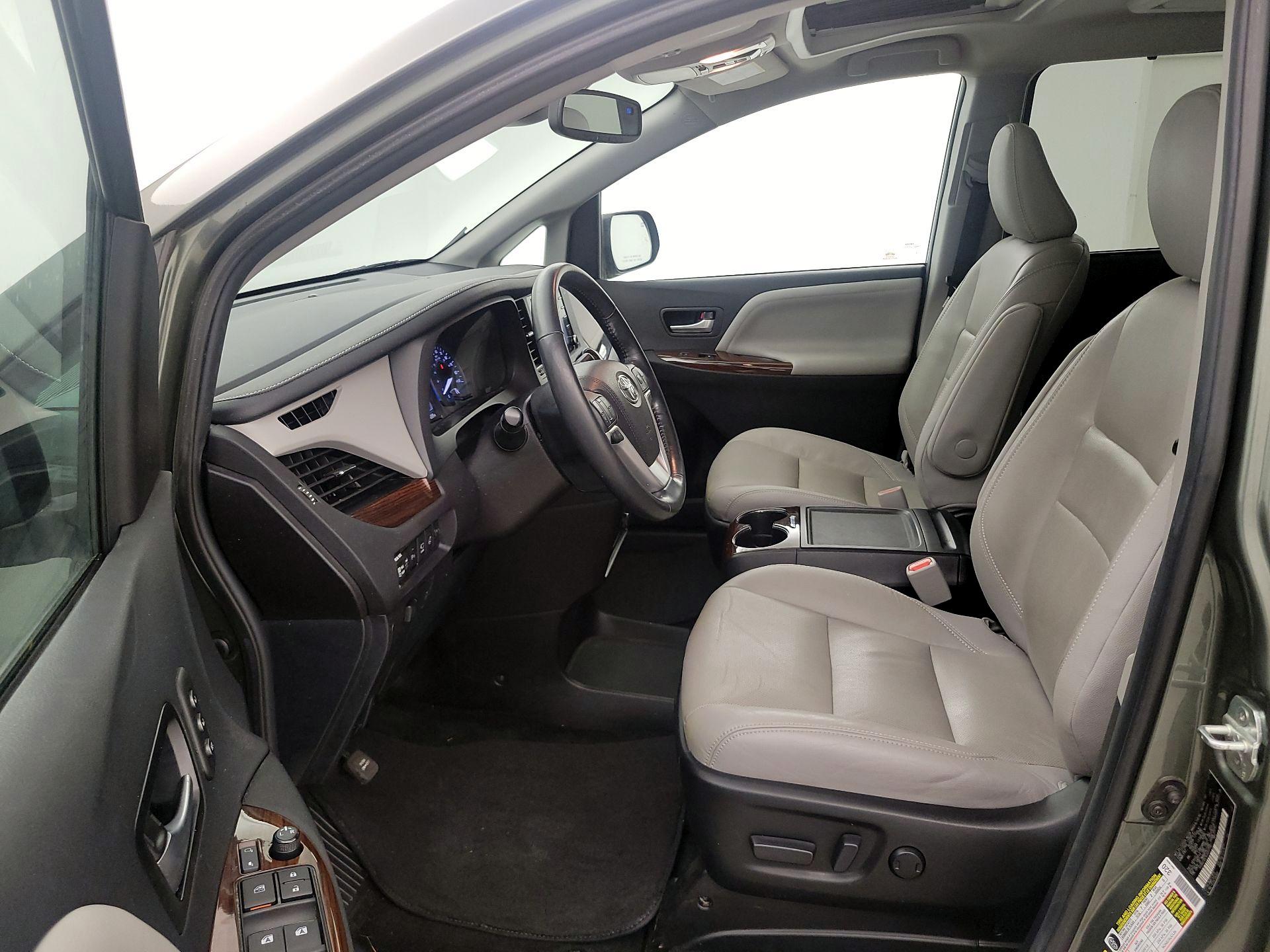 Thumbnail: 2018 Toyota Sienna - 11