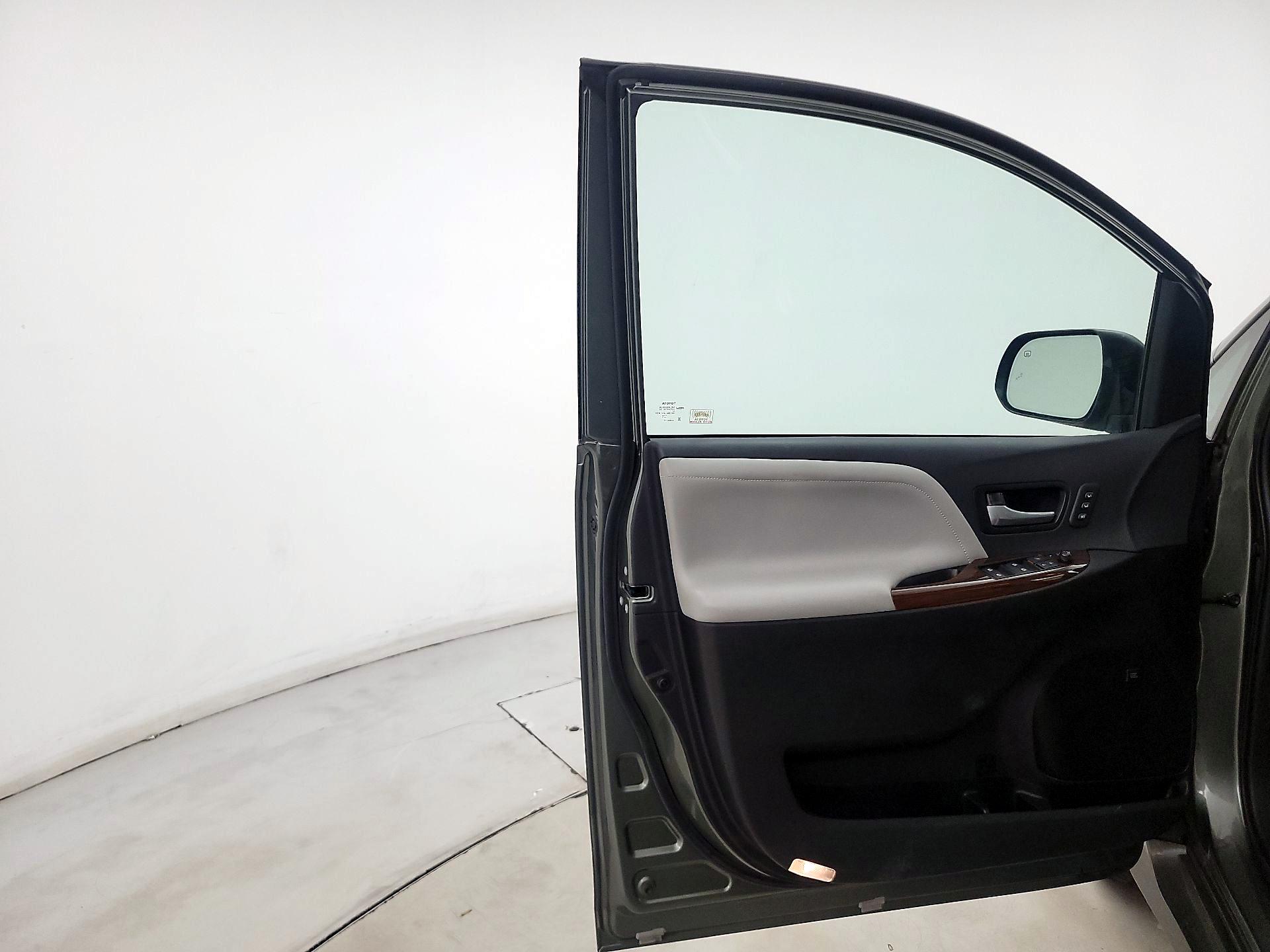 Thumbnail: 2018 Toyota Sienna - 12