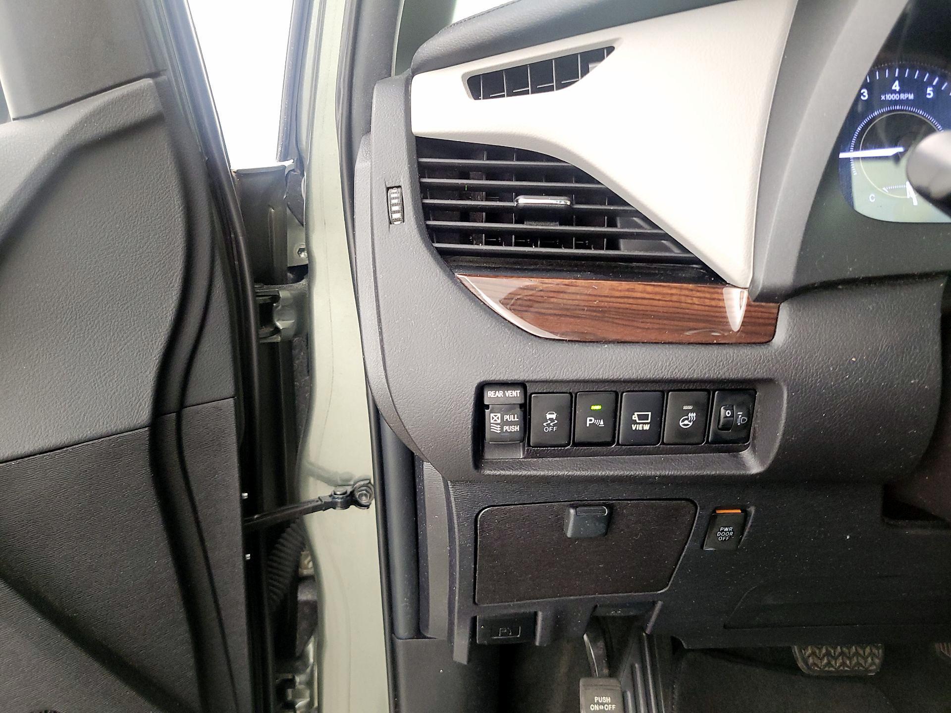 Thumbnail: 2018 Toyota Sienna - 13
