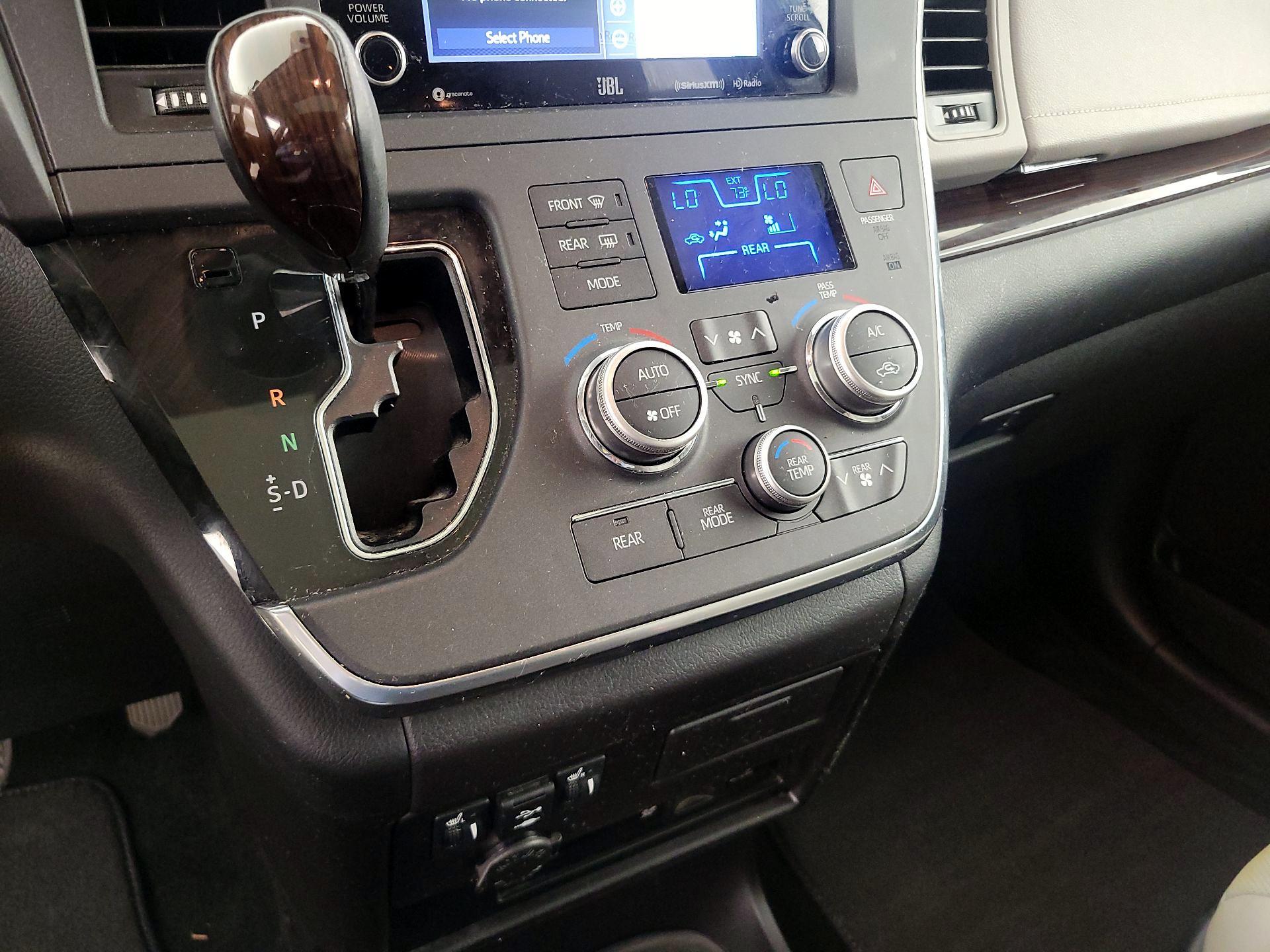 Thumbnail: 2018 Toyota Sienna - 17