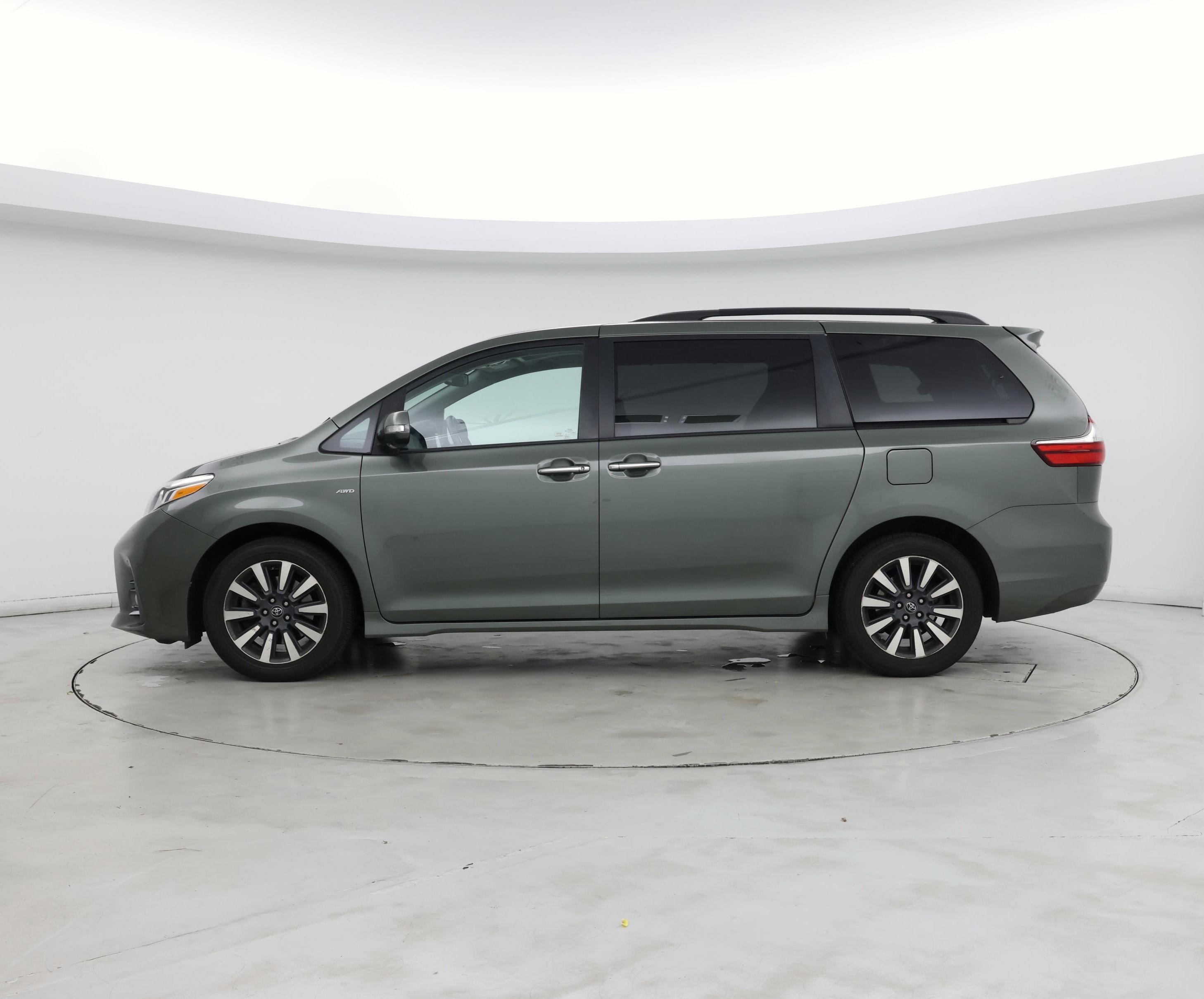 Thumbnail: 2018 Toyota Sienna - 3
