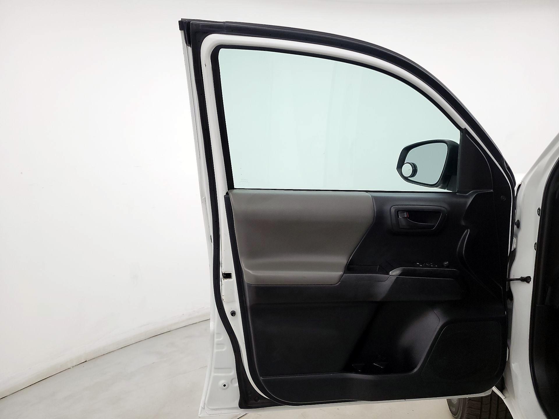 Thumbnail: 2019 Toyota Tacoma - 12