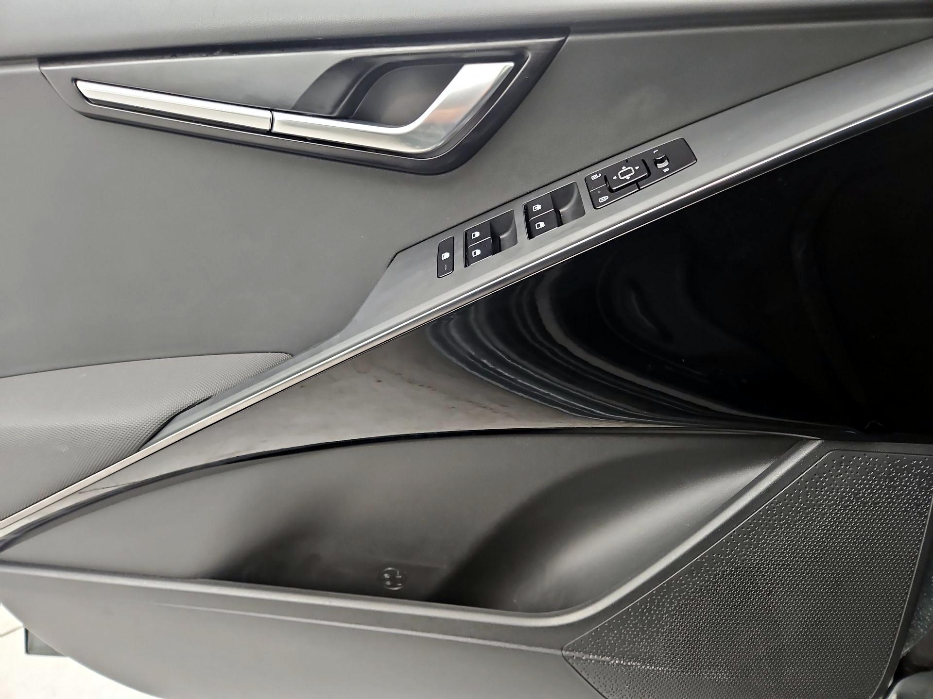 Thumbnail: 2023 Kia Niro - 12