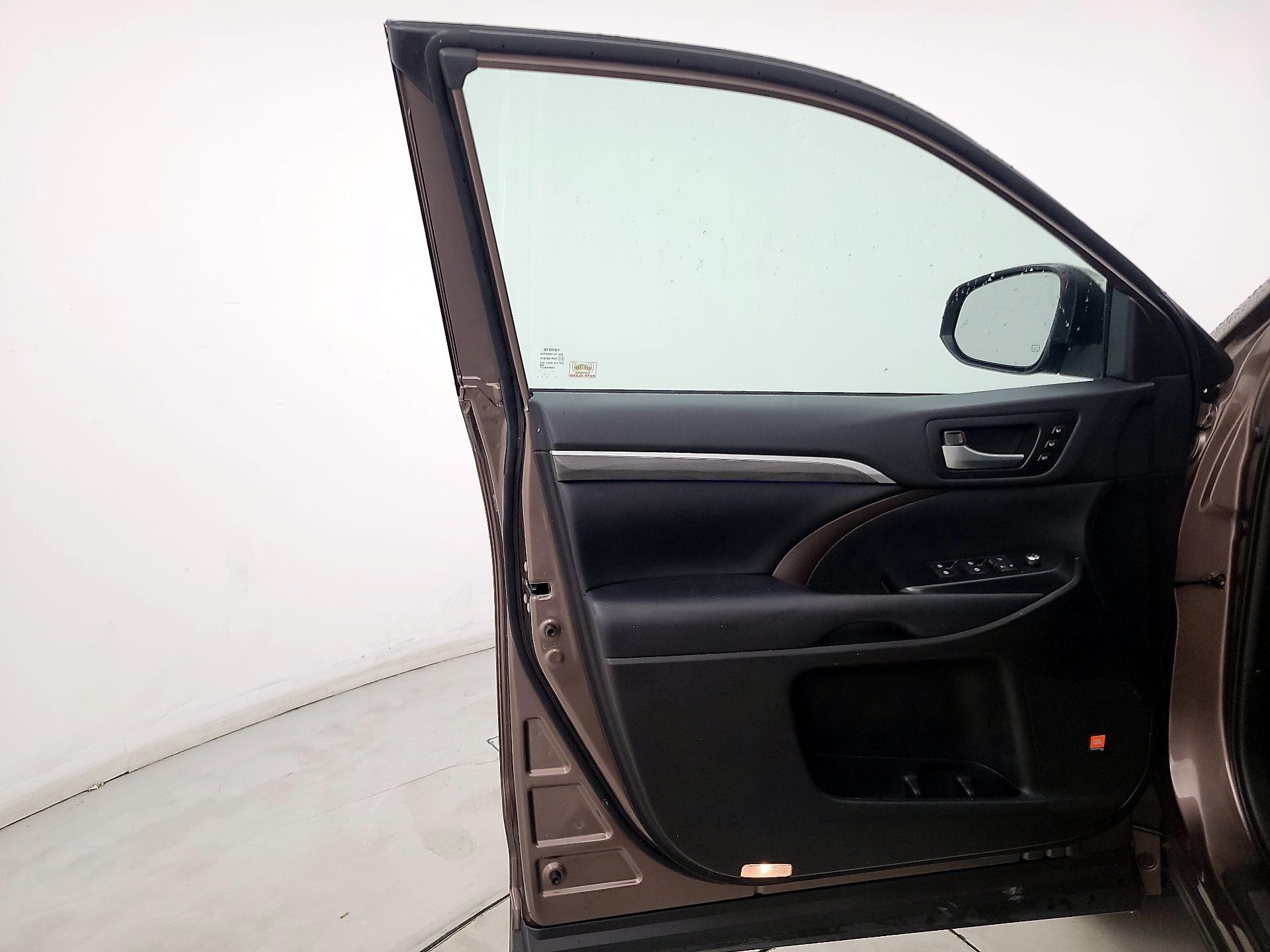 Thumbnail: 2019 Toyota Highlander - 12