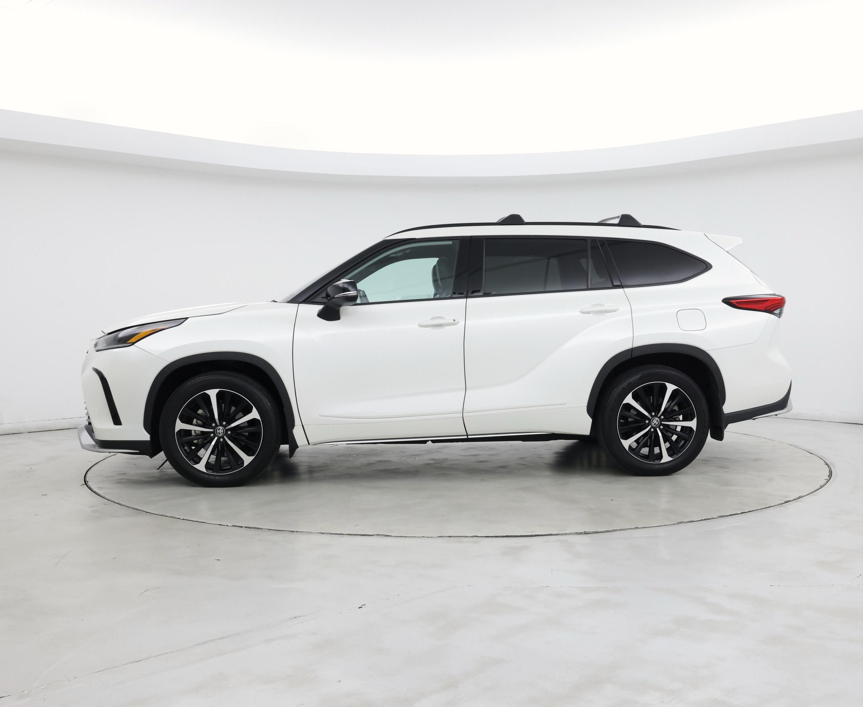 Thumbnail: 2021 Toyota Highlander - 3