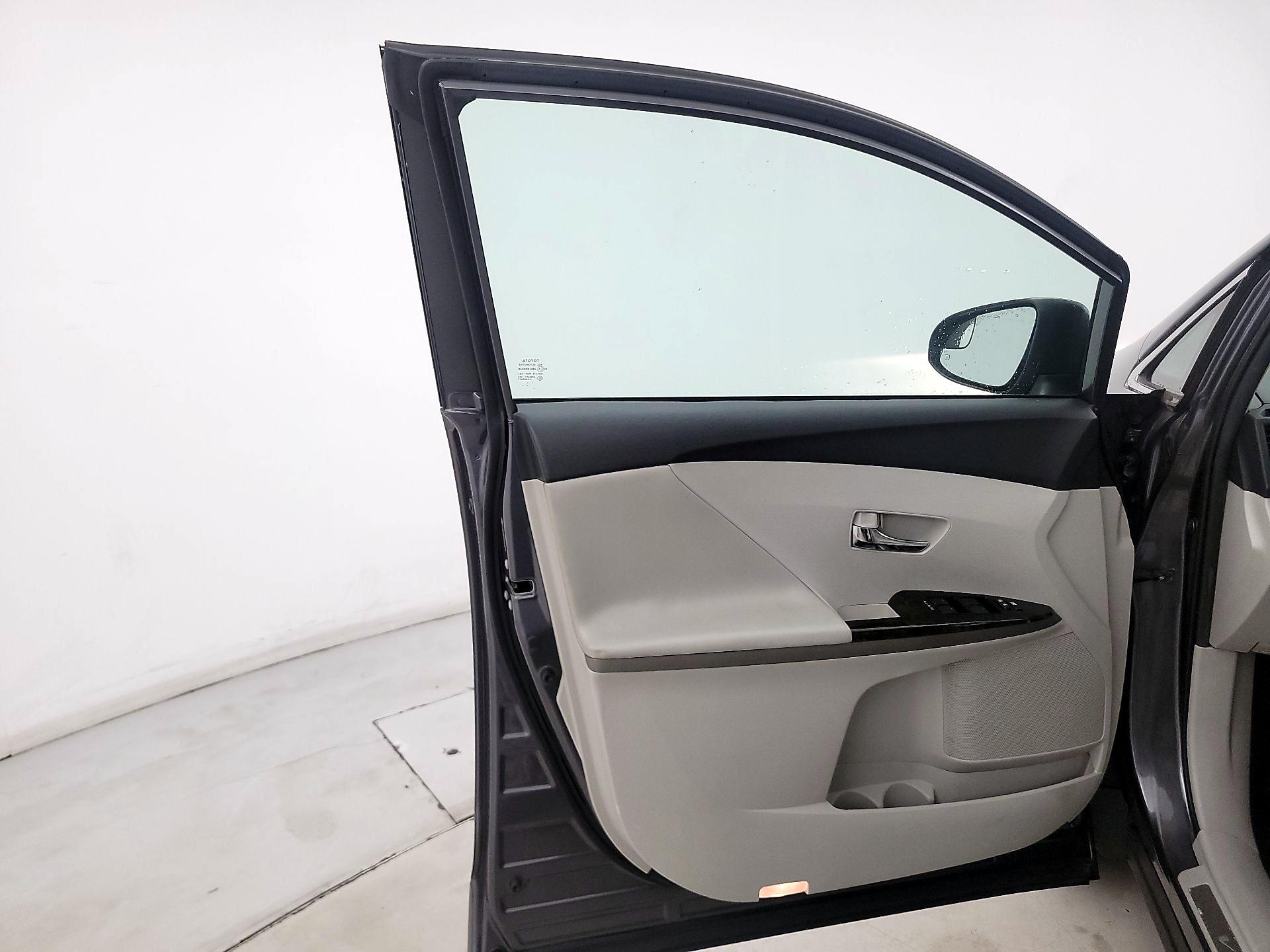 Thumbnail: 2014 Toyota Venza - 12