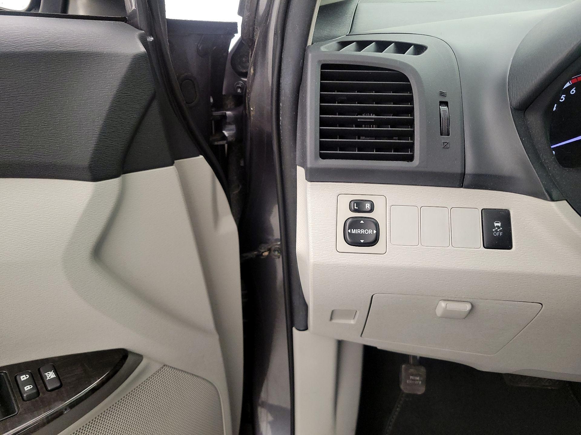 Thumbnail: 2014 Toyota Venza - 13