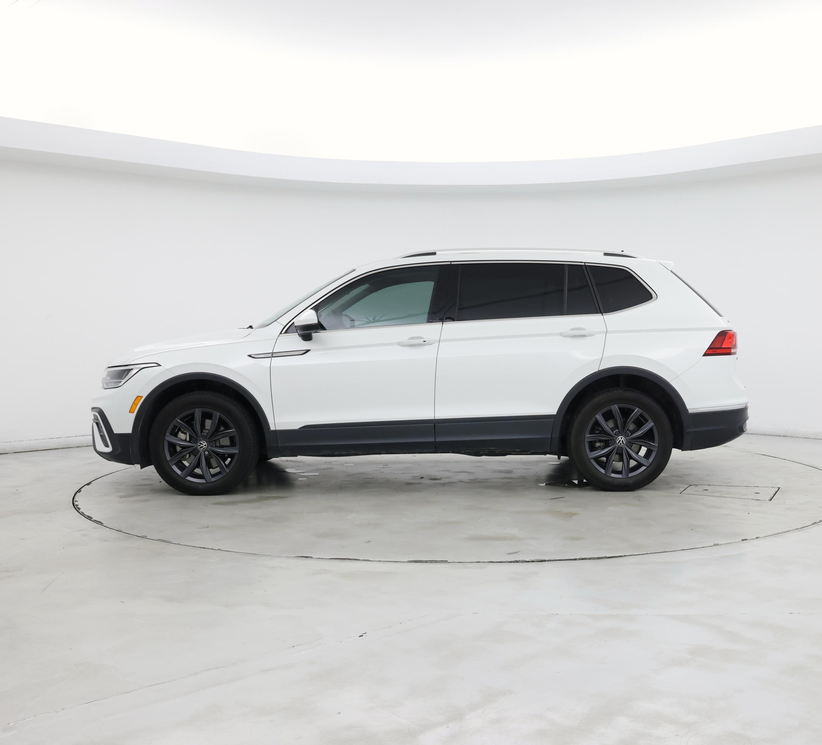 Thumbnail: 2023 Volkswagen Tiguan - 3