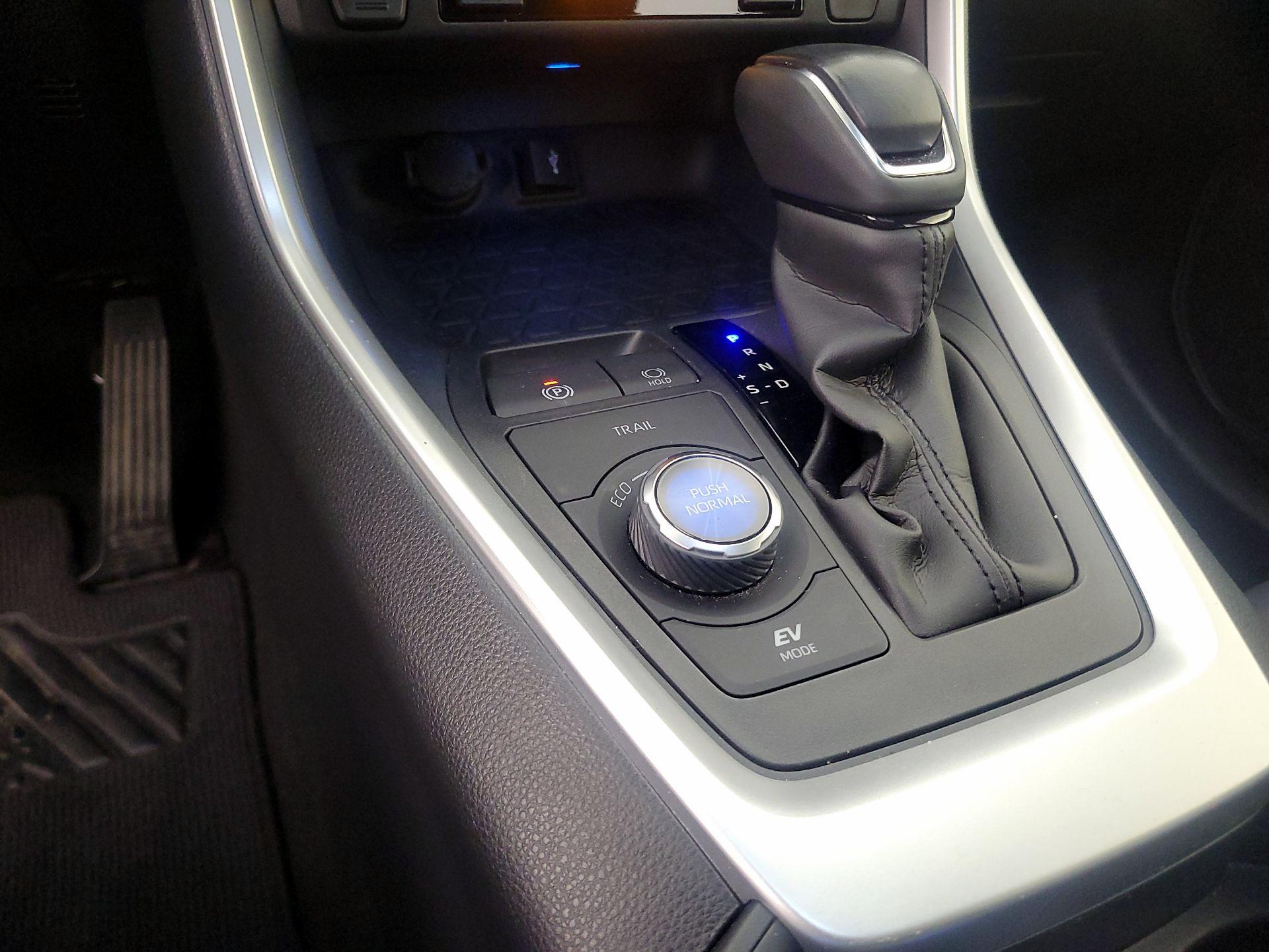 Thumbnail: 2021 Toyota RAV4 - 17