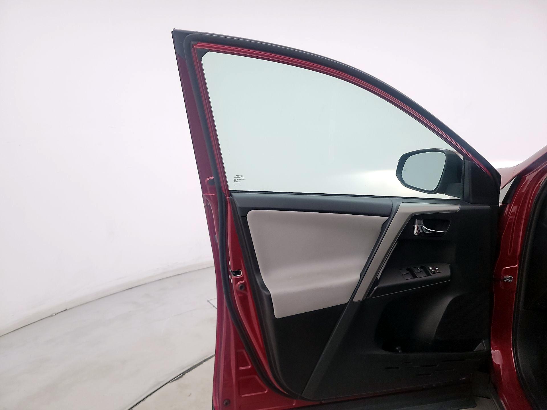 Thumbnail: 2018 Toyota RAV4 - 12