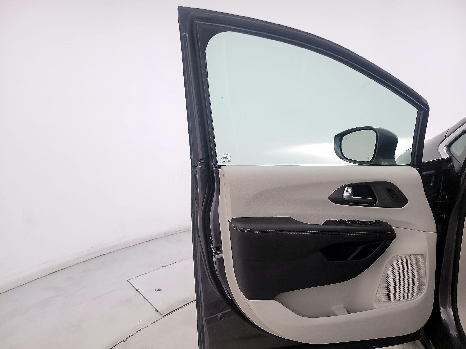 Thumbnail: 2020 Chrysler Pacifica - 12