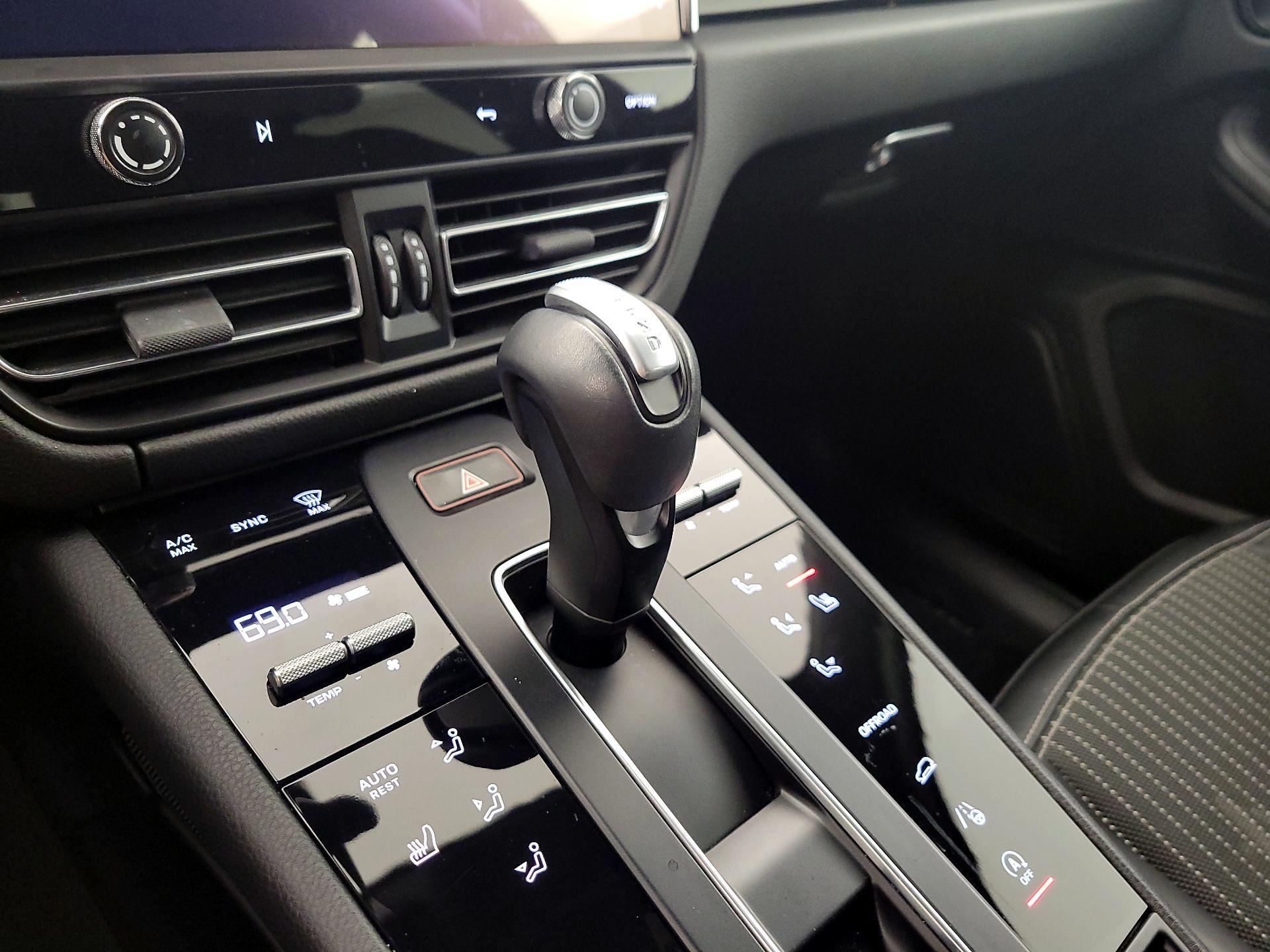 Thumbnail: 2023 Porsche Macan - 18