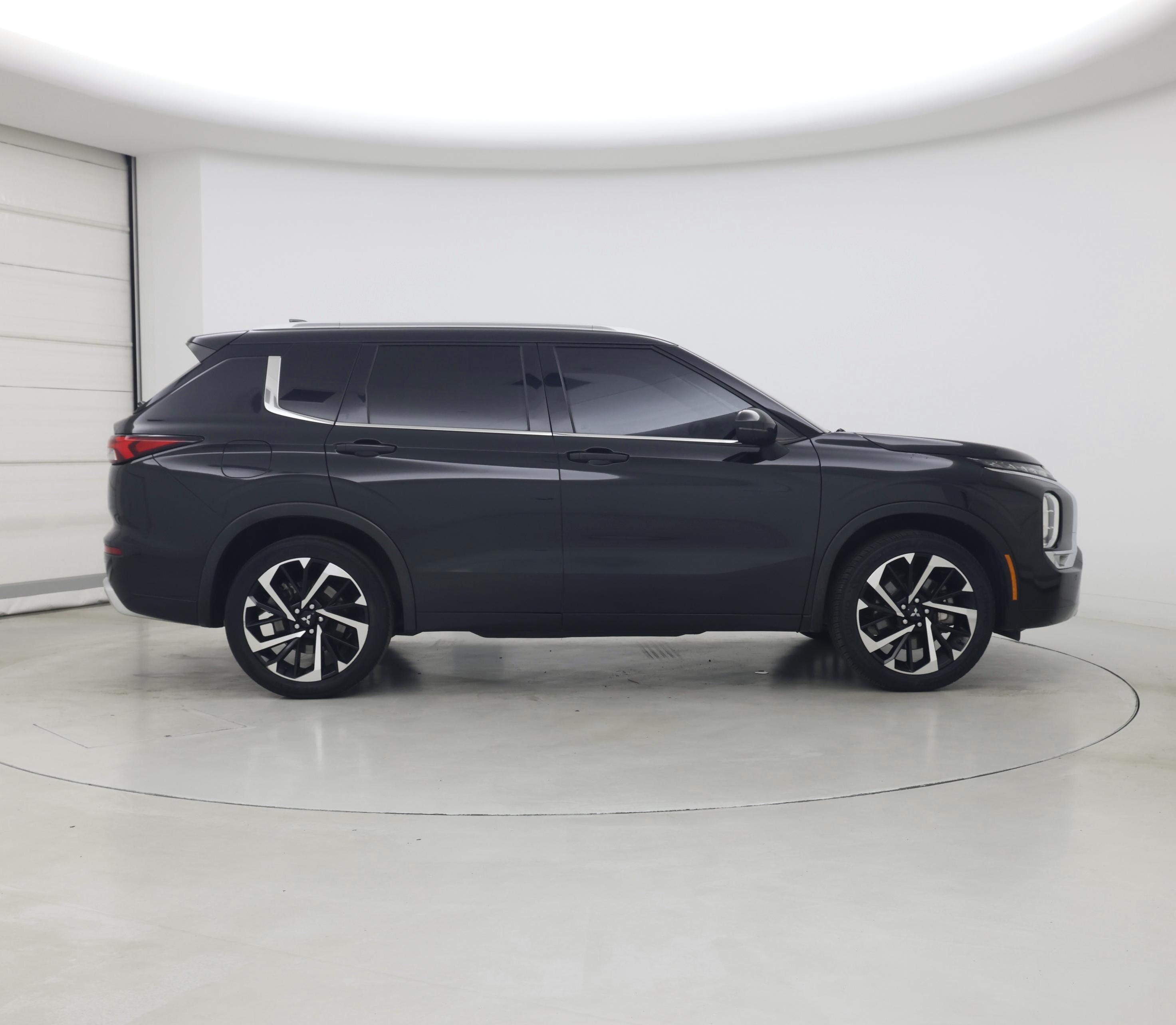 Thumbnail: 2023 Mitsubishi Outlander - 7