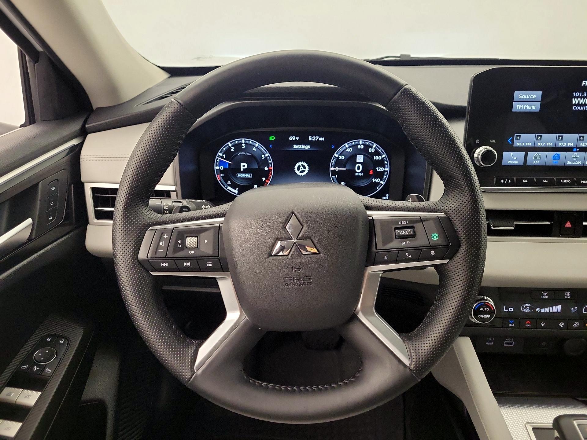 Thumbnail: 2024 Mitsubishi Outlander - 10