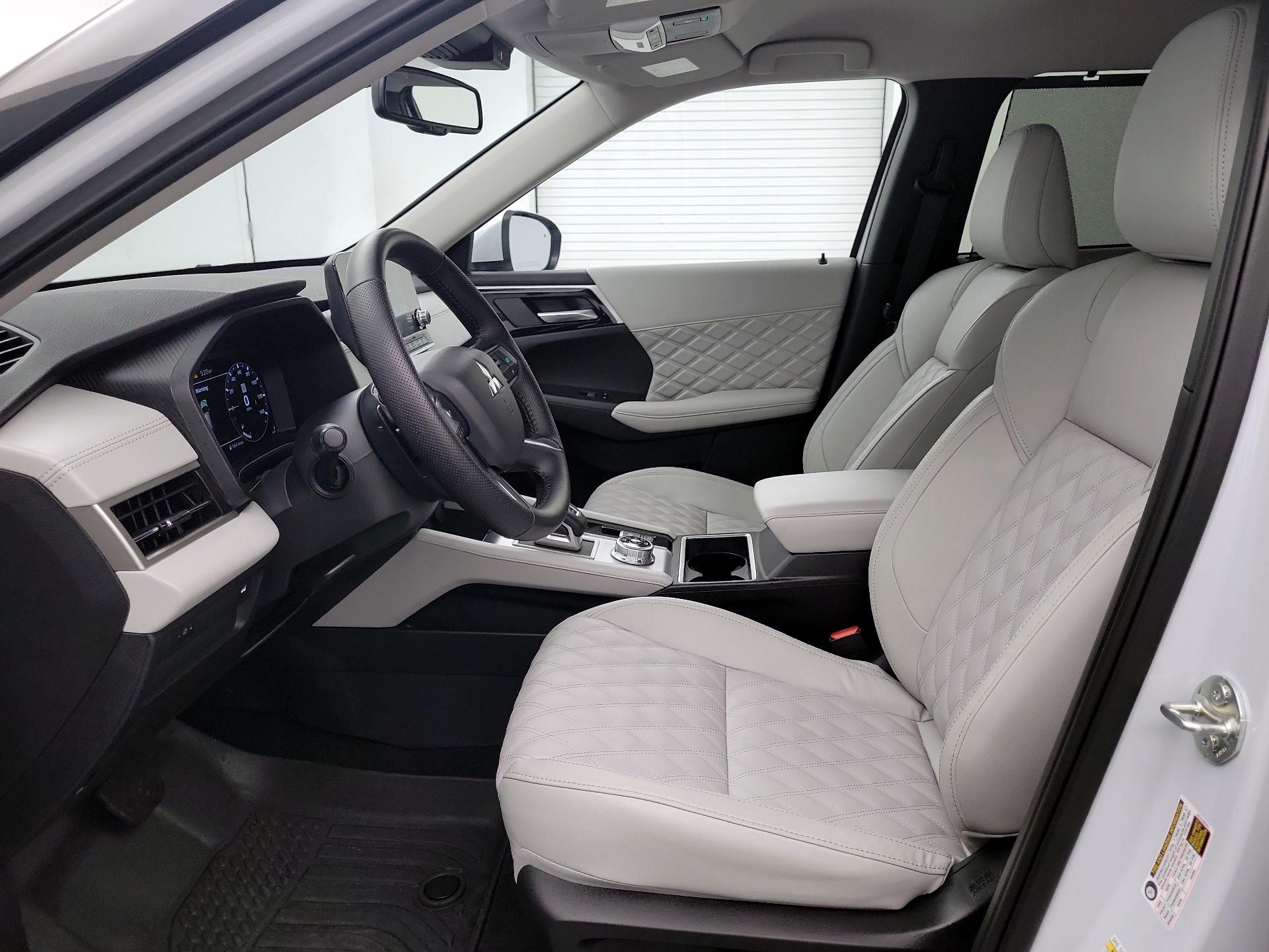Thumbnail: 2024 Mitsubishi Outlander - 11