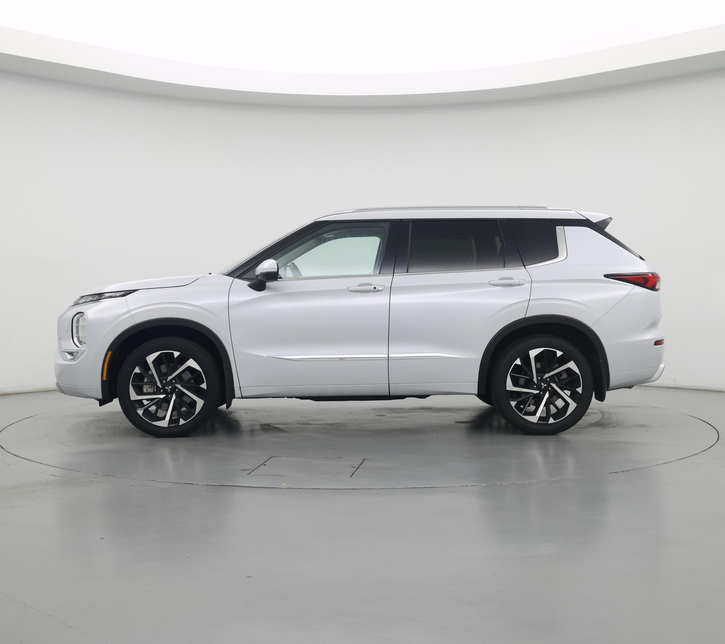 Thumbnail: 2024 Mitsubishi Outlander - 3
